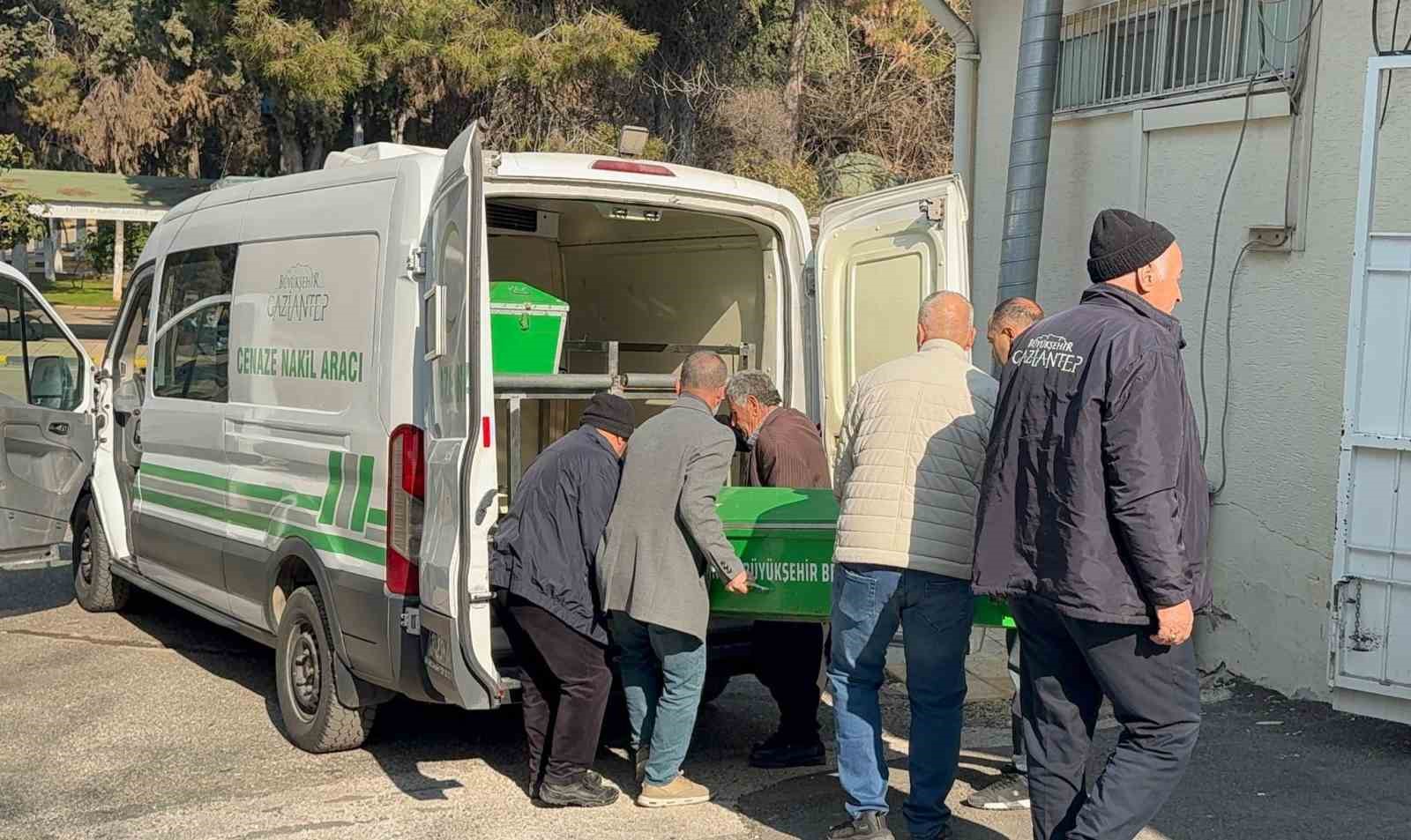 Parkta öldürülen Fatma Köklü’nün davasında katil zanlısı eski eş hakim karşısında
Parkta öldürülen Fatma Köklü’nün davasında katil zanlısı eski eş hakim karşısında