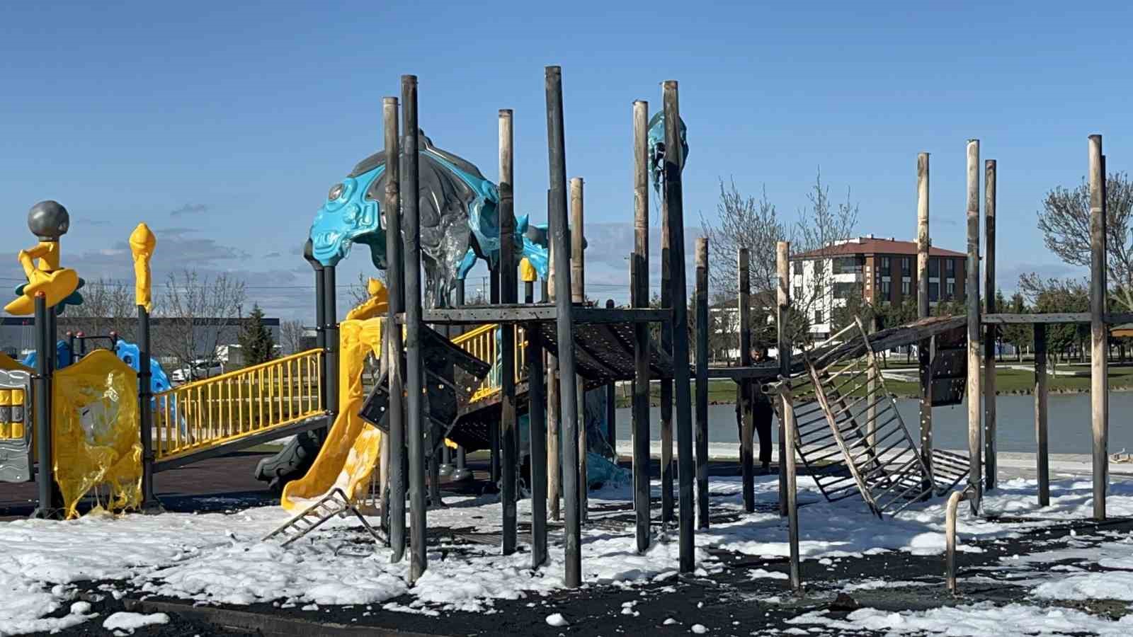 Parkta oyun grupları alev alev yandı
