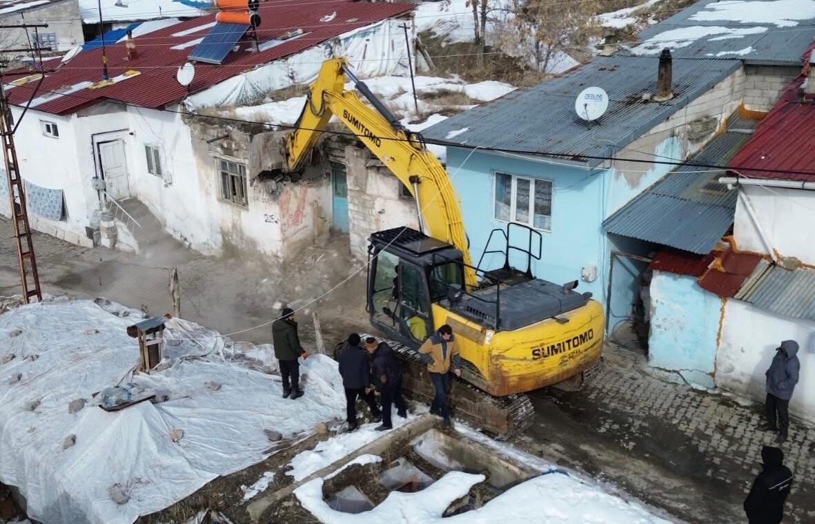 Pasinler Belediyesi’nden metruk bina yıkımı
