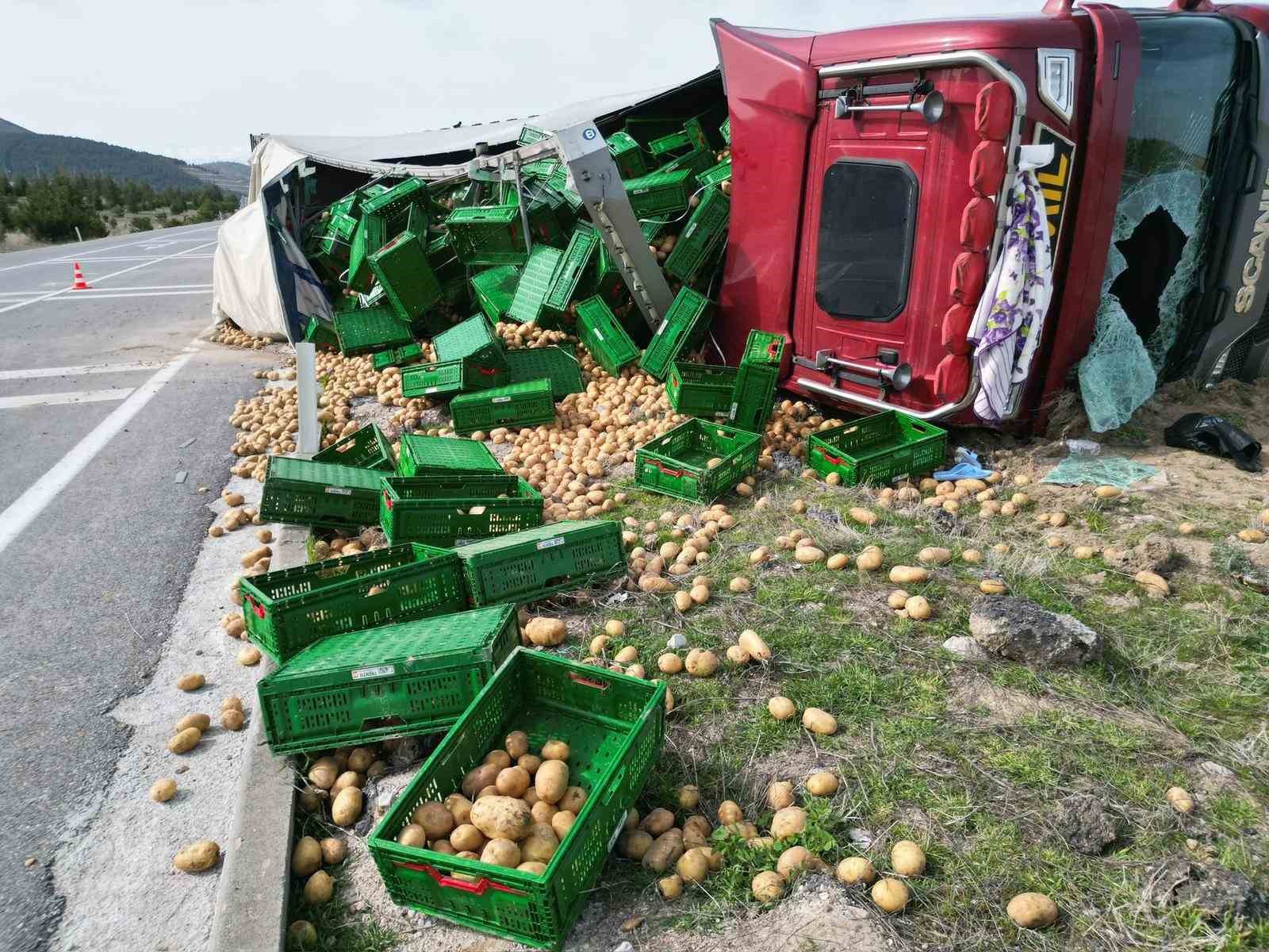 Patates yüklü tır devrildiği kazada 3 kişi yaralandı
