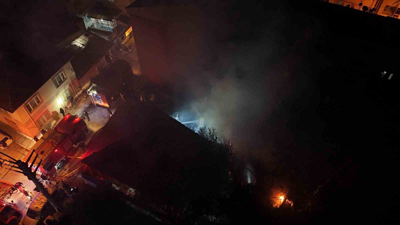 Patlama sesleri gelen gecekondu bahçesinde çıkan yangın yan binaya sıçradı
