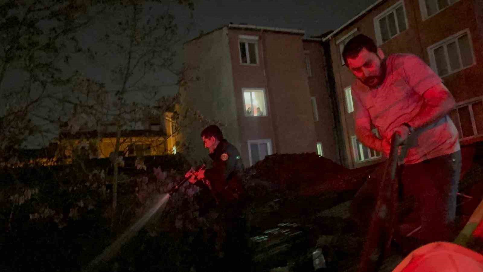 Patlama sesleri gelen gecekondu bahçesinde çıkan yangın yan binaya sıçradı
