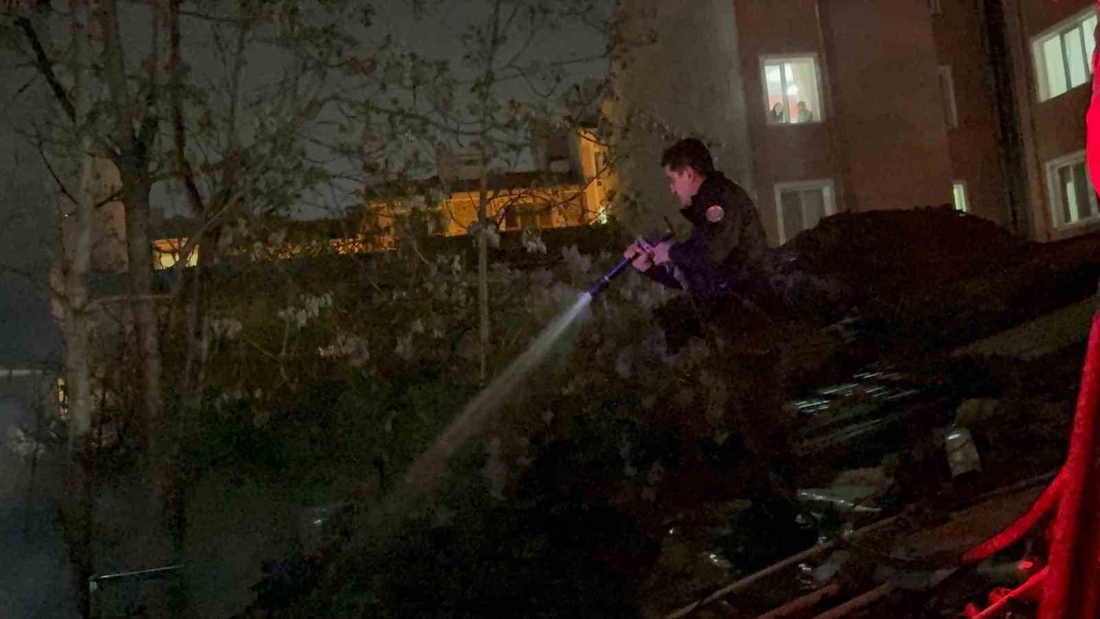 Patlama sesleri gelen gecekondu bahçesinde çıkan yangın yan binaya sıçradı
