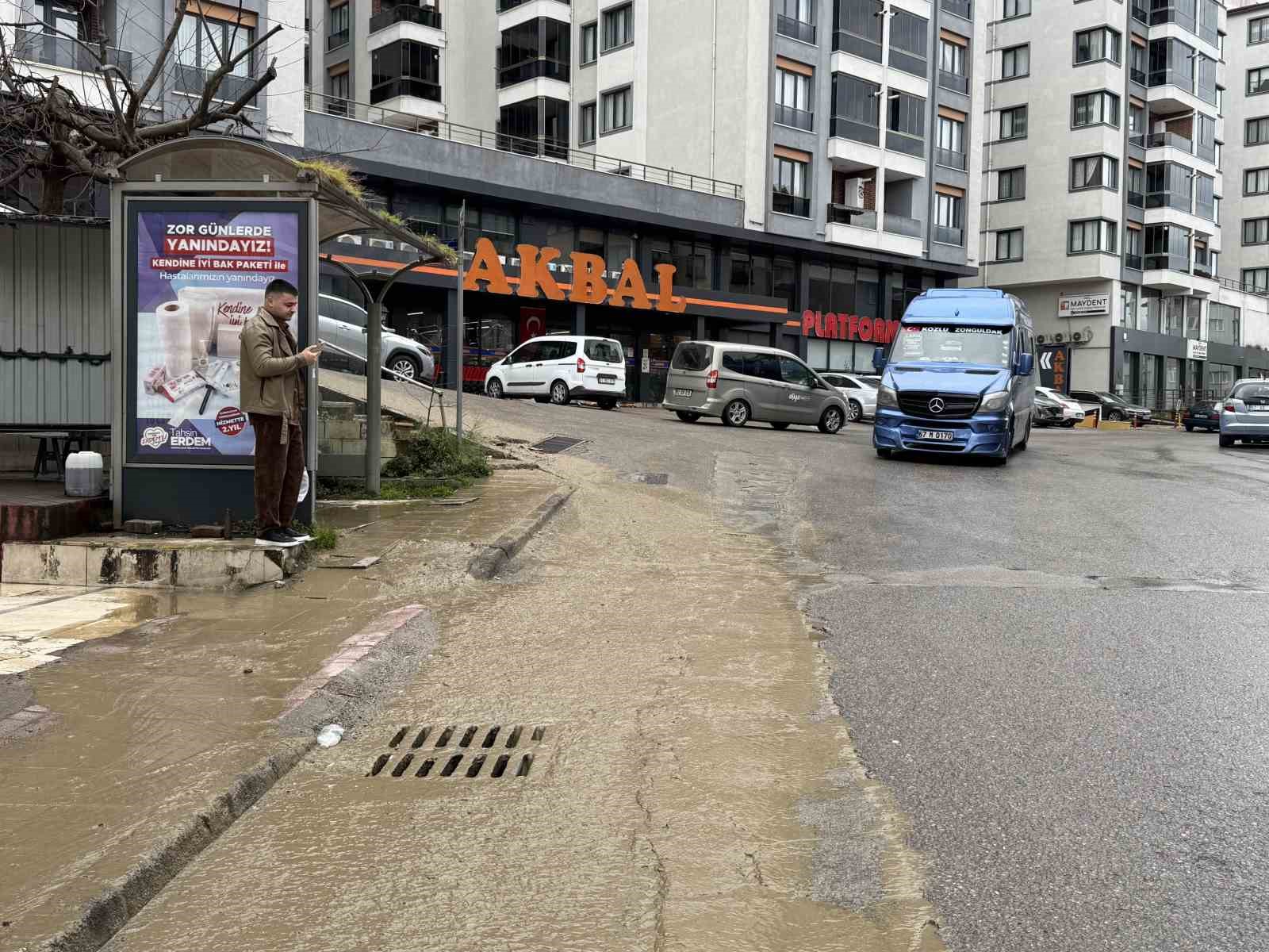 Patlayan su borusu nedeniyle her çamur içinde kaldı
