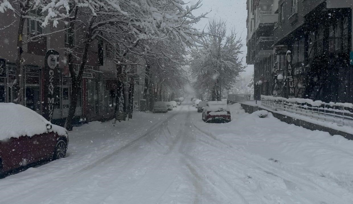 Patnos’ta baharı beklerken 40 santimetre kar yağdı
