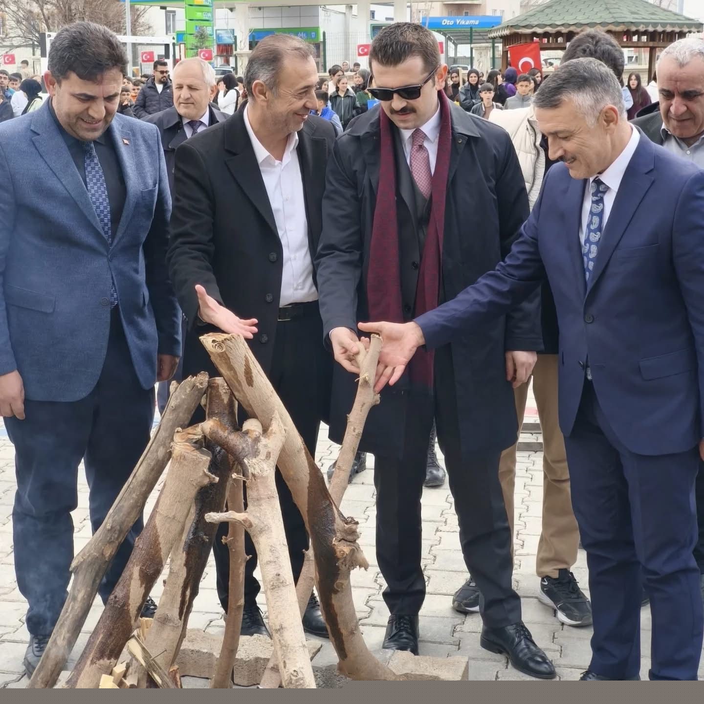 Patnos’ta baharın coşkusu: Nevruz ateşi birlik için yandı
