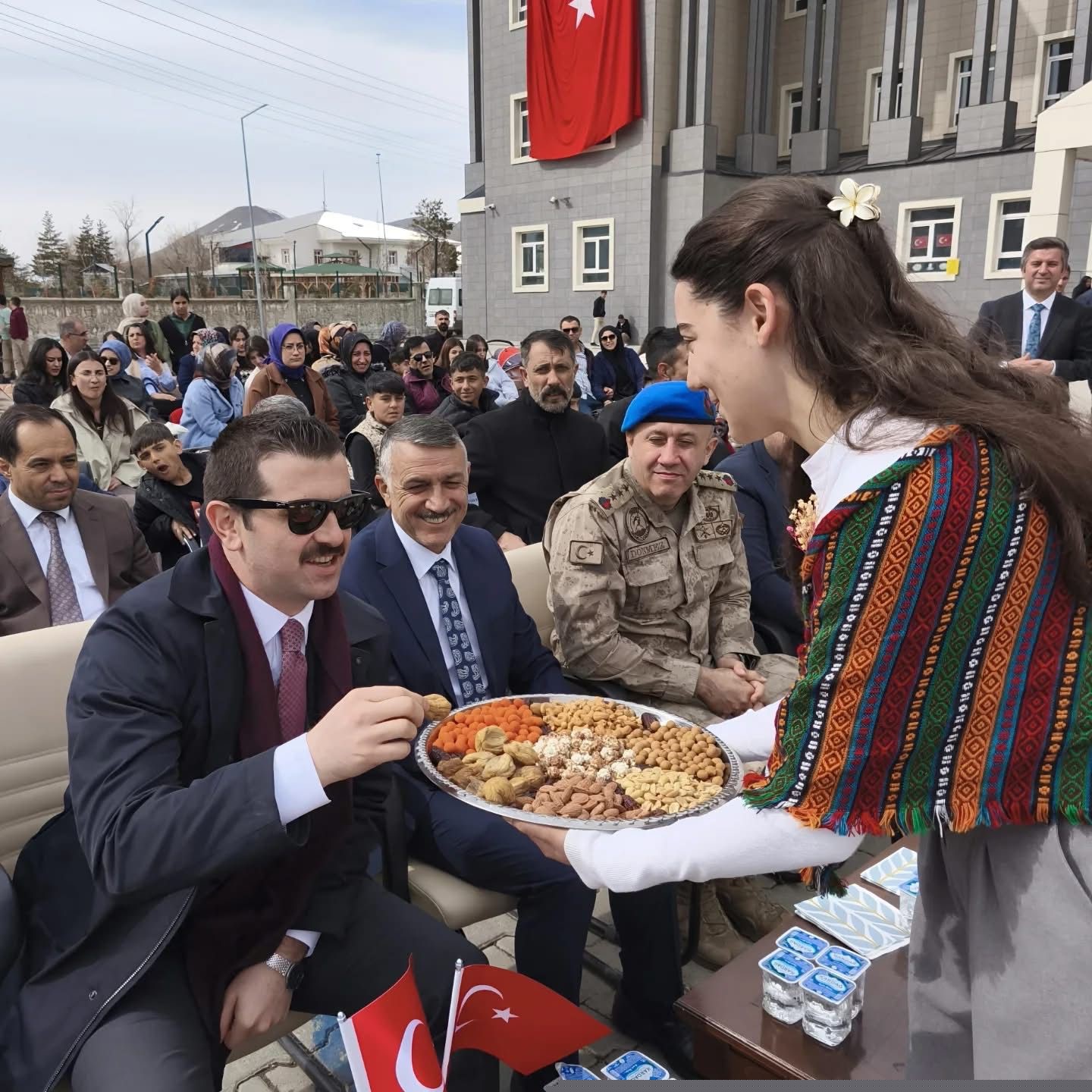 Patnos’ta baharın coşkusu: Nevruz ateşi birlik için yandı
