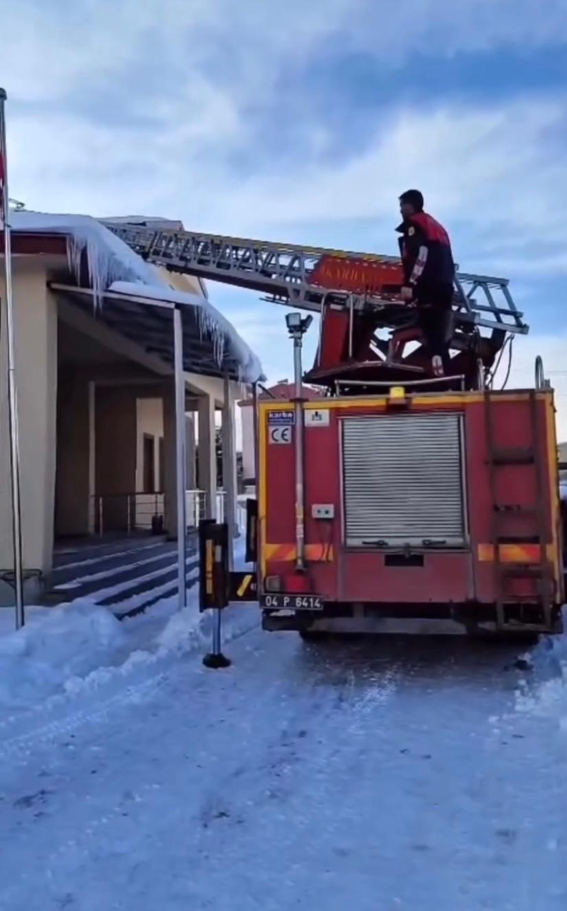 Patnos’ta buz sarkıtlarına Karşı sahada çalışmalarını sürdürüyor
