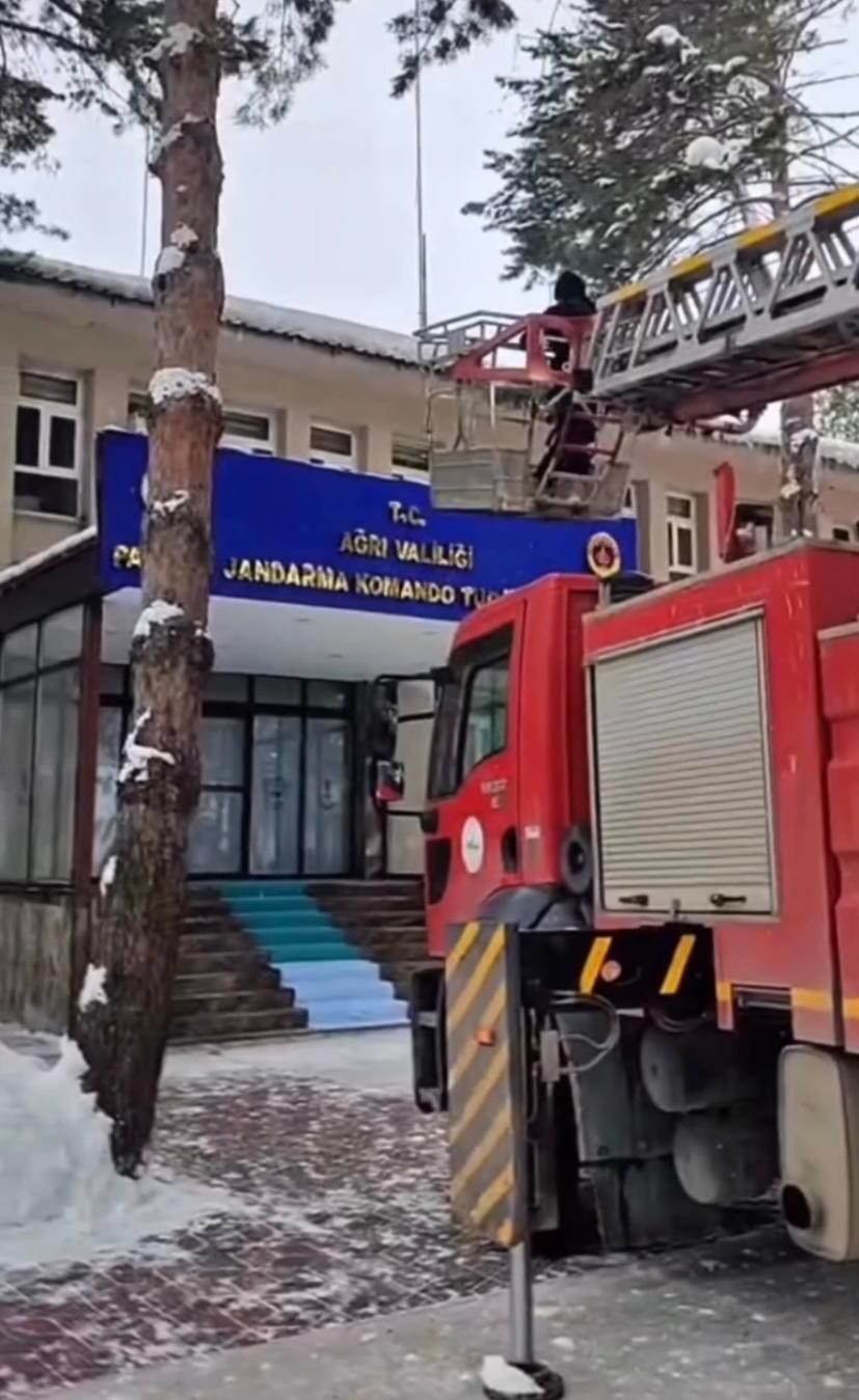 Patnos’ta buz sarkıtlarına Karşı sahada çalışmalarını sürdürüyor
