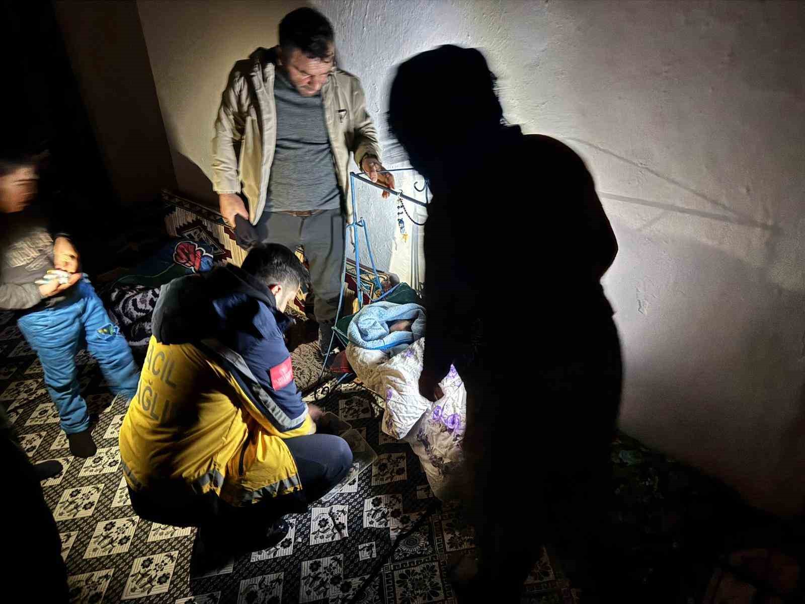 Patnos’ta kar engeline rağmen 40 günlük bebek kurtarıldı
