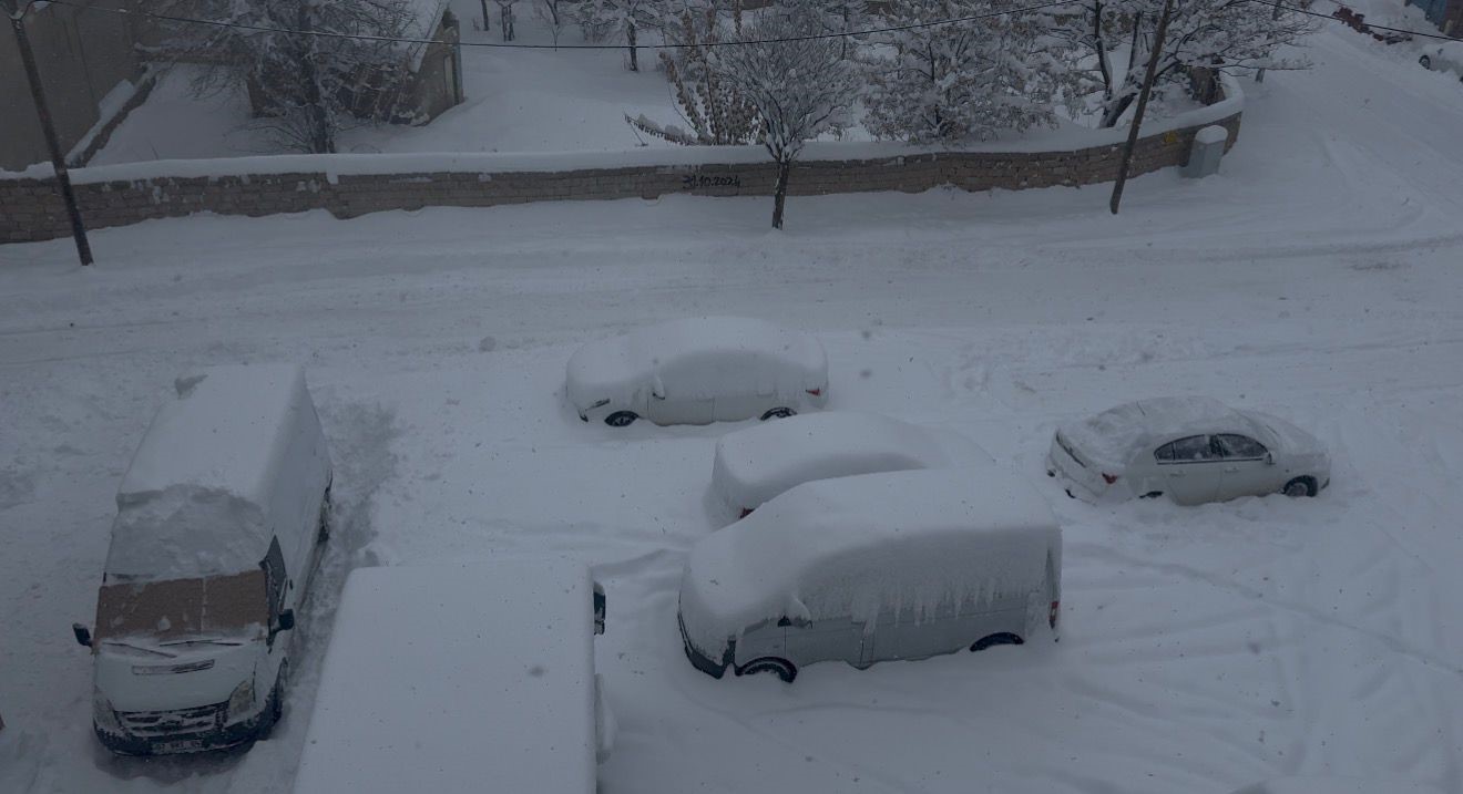 Patnos’ta kar hayatı durdurdu
