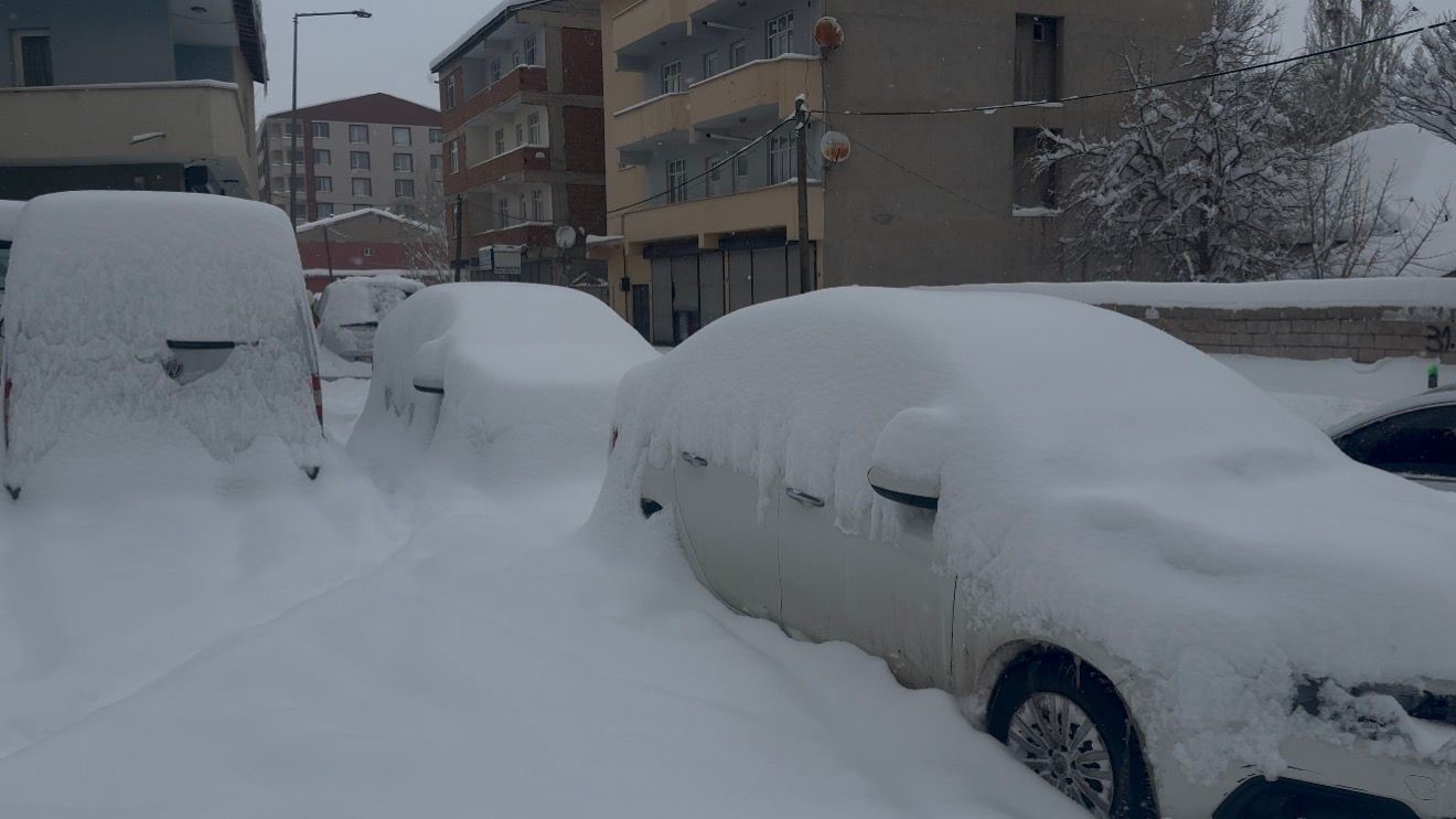 Patnos’ta kar hayatı durdurdu
