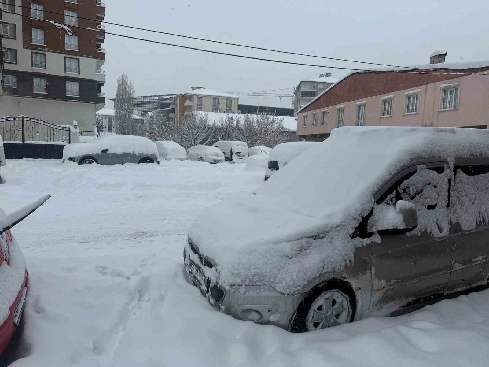 Patnos’ta kar hayatı durdurdu
