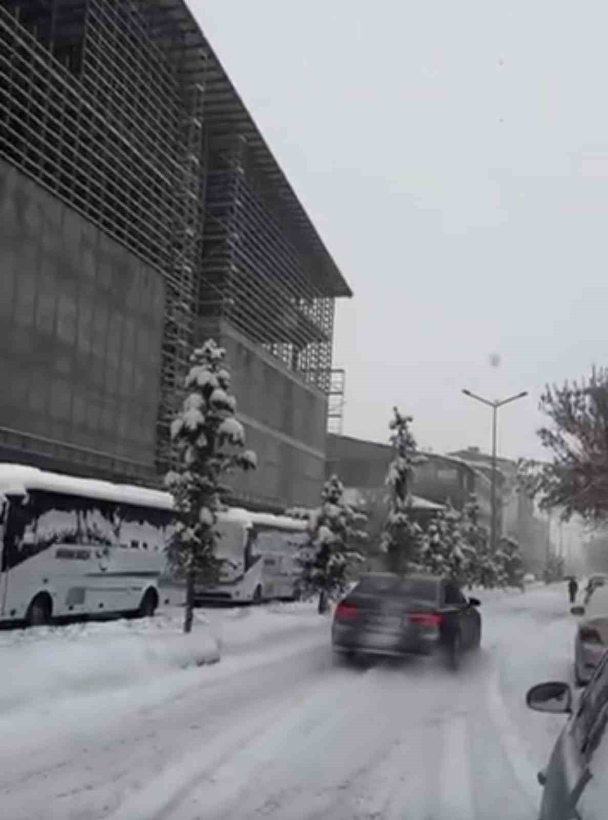 Patnos’ta kar yağışı yeniden etkisini gösterdi
