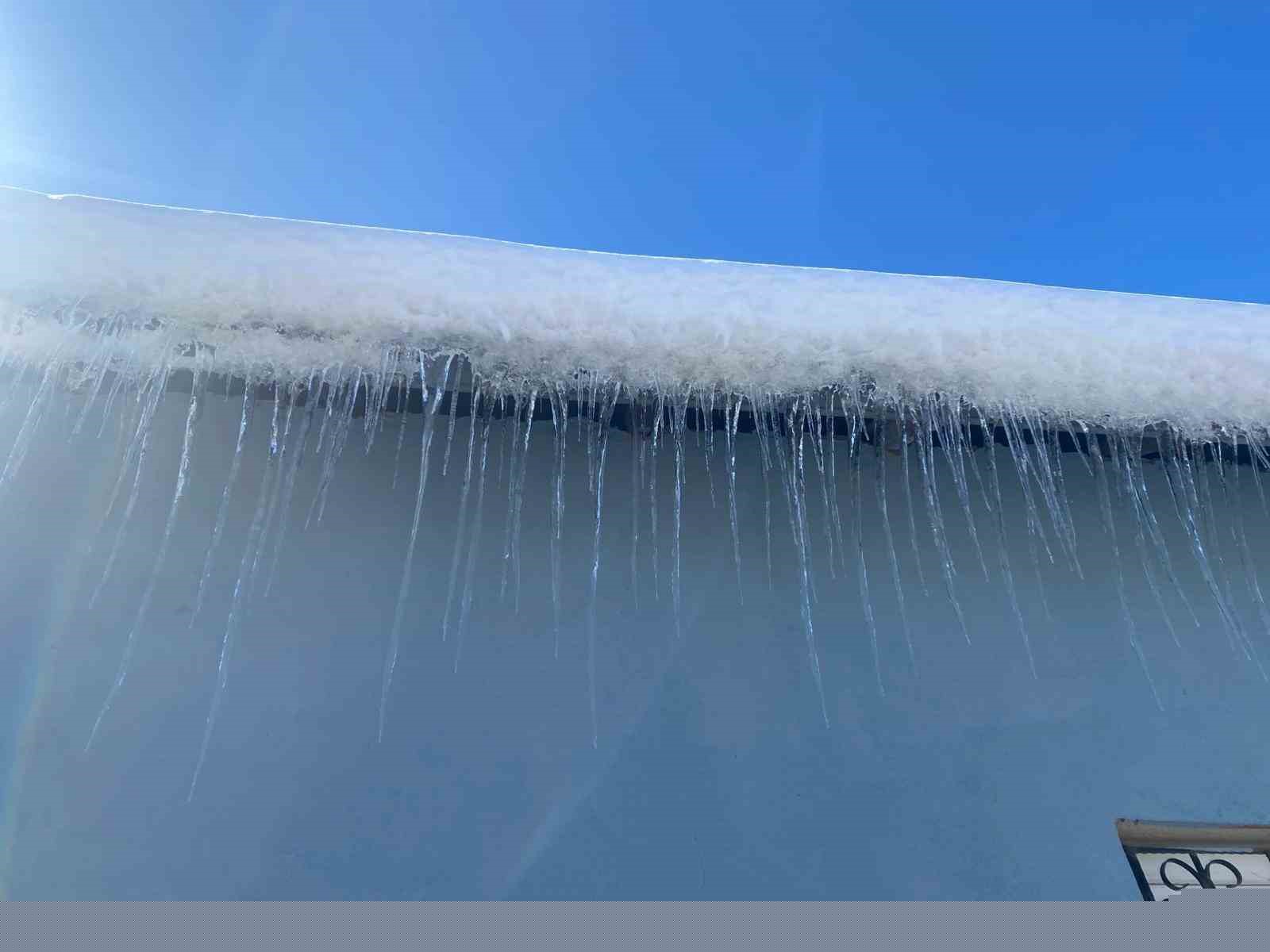 Patnos’ta kar yağışının ardından don etkili oldu
