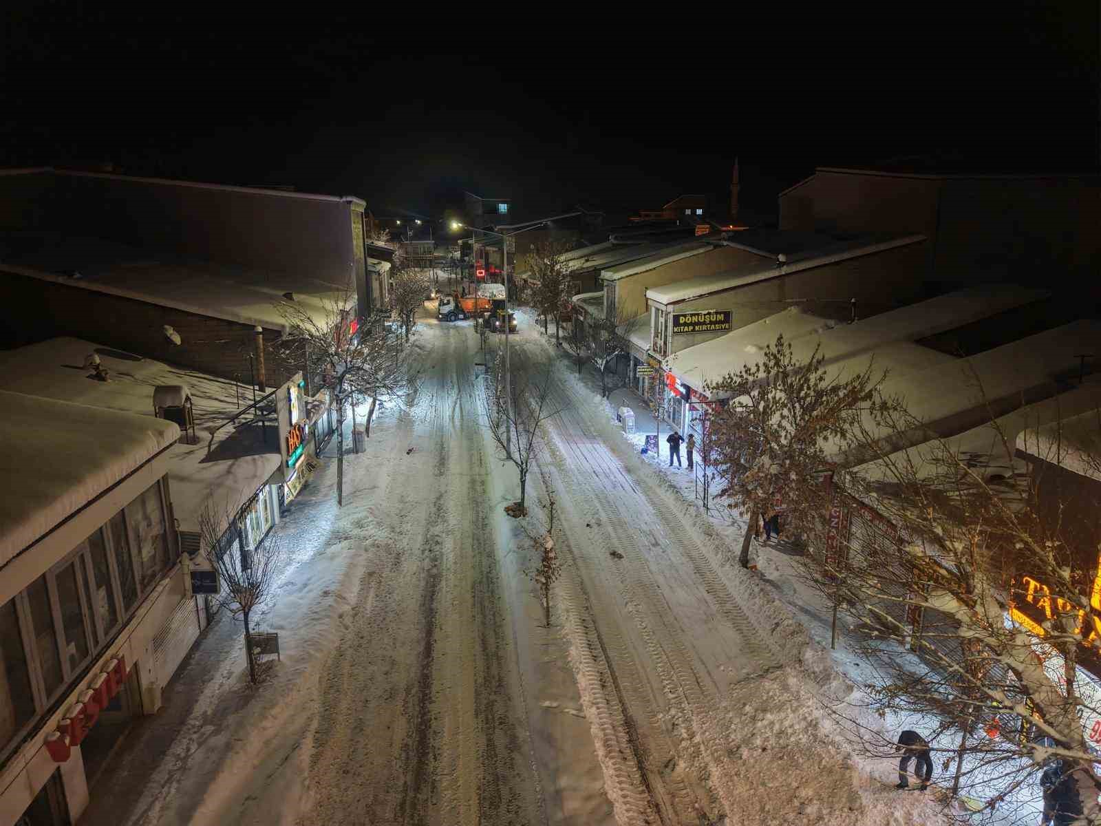 Patnos’ta karla mücadele aralıksız sürüyor
