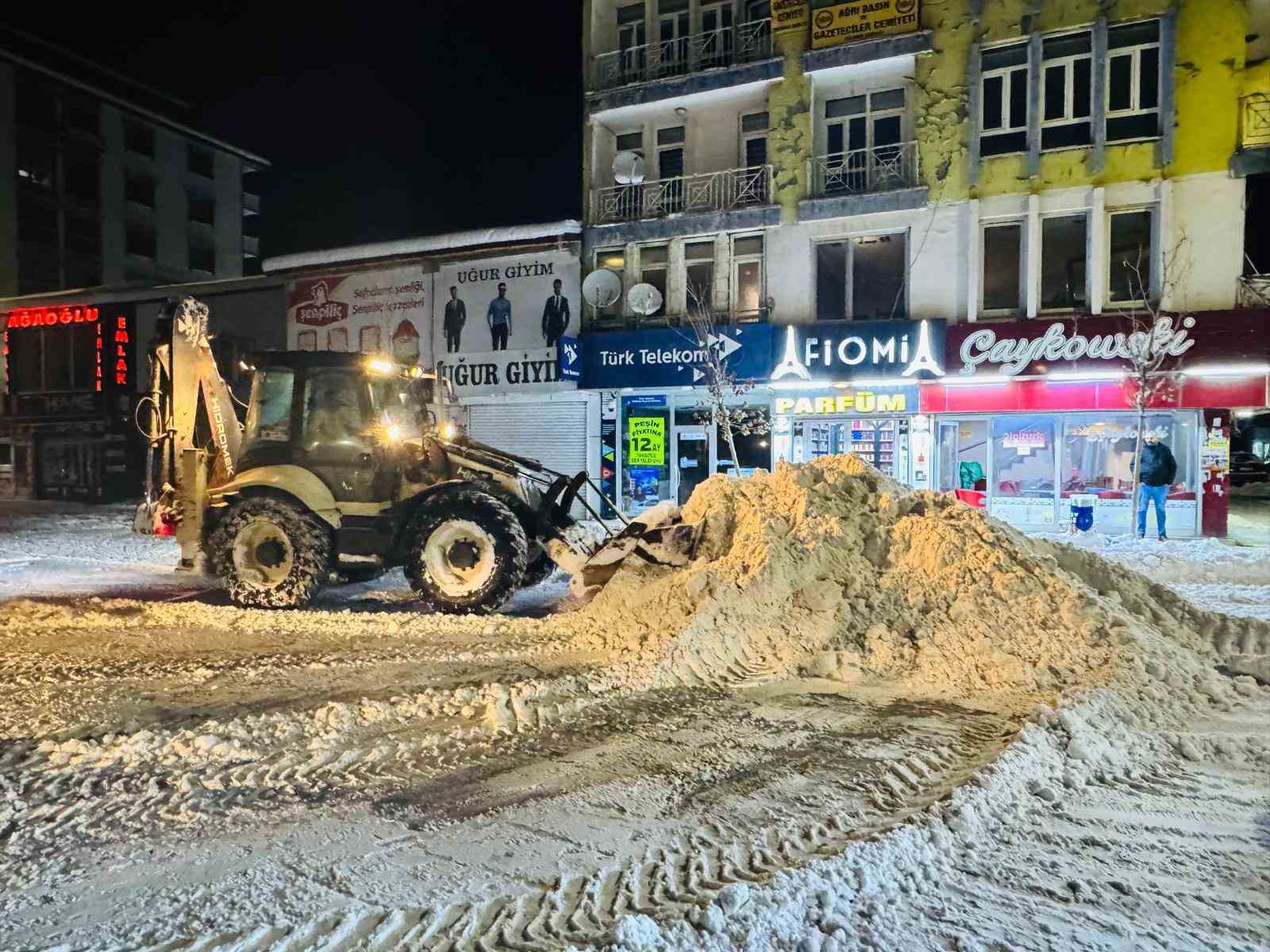 Patnos’ta karla mücadele aralıksız sürüyor
