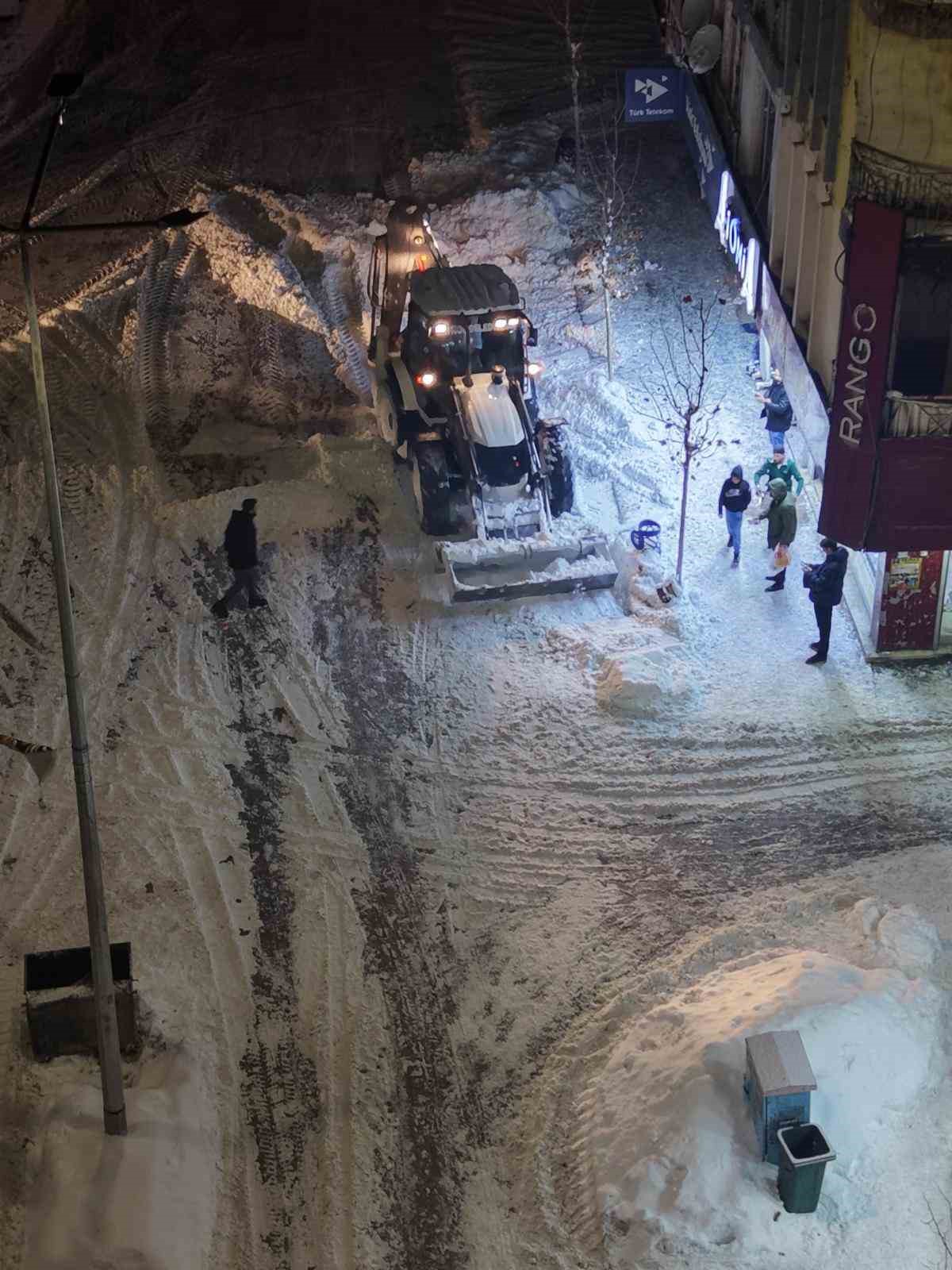 Patnos’ta karla mücadele aralıksız sürüyor
