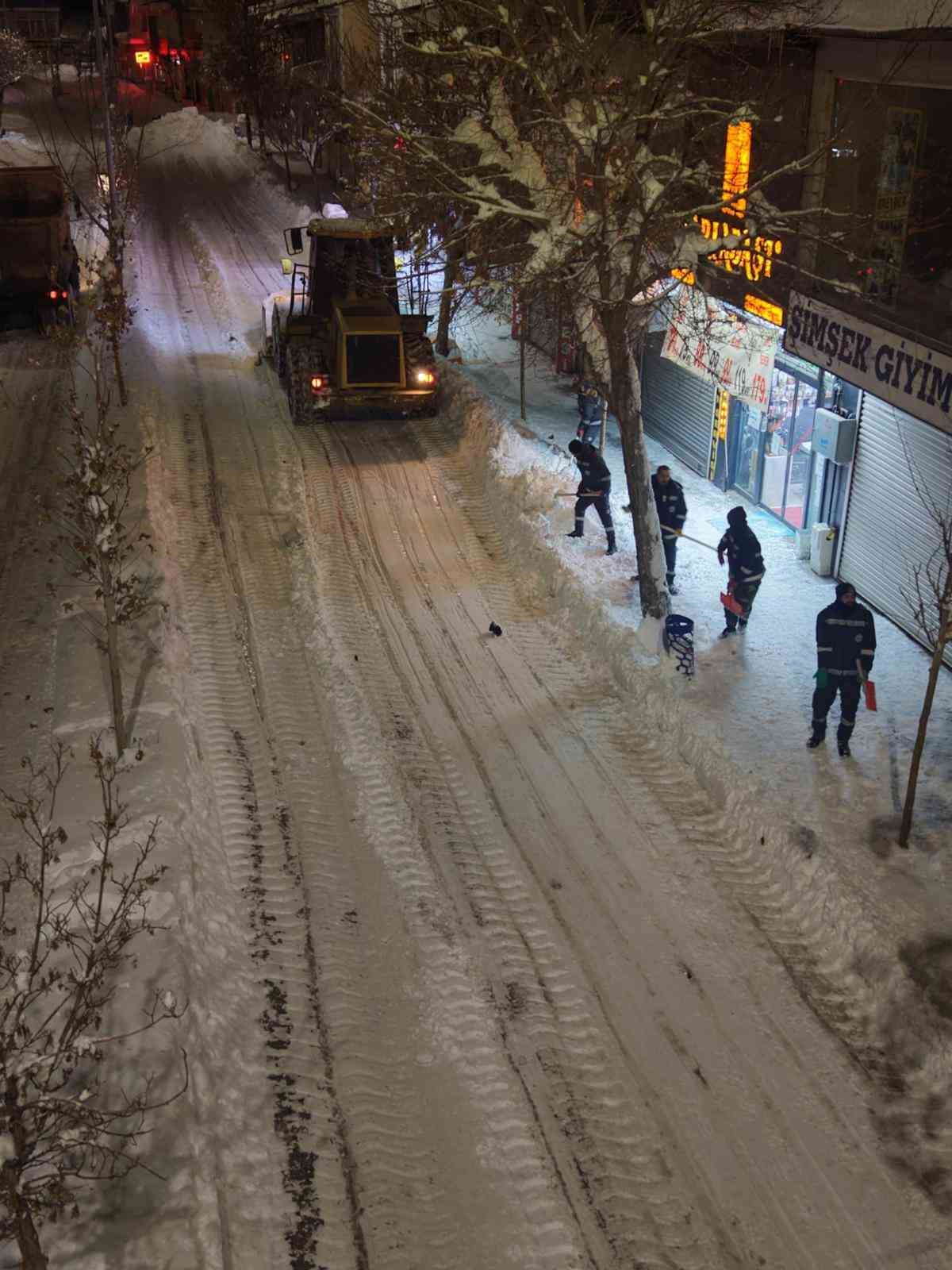Patnos’ta karla mücadele aralıksız sürüyor
