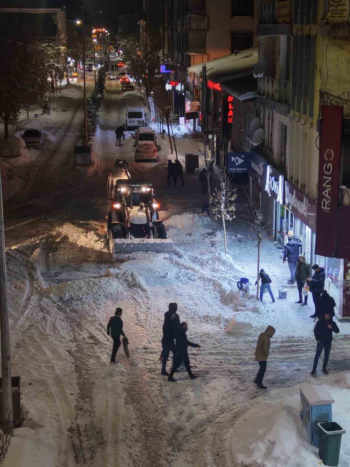 Patnos’ta karla mücadele aralıksız sürüyor

