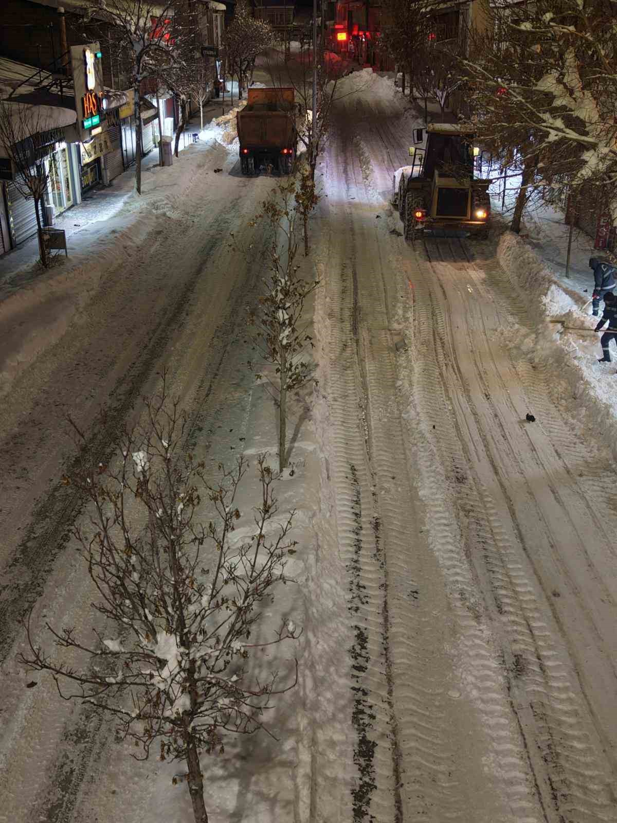 Patnos’ta karla mücadele aralıksız sürüyor
