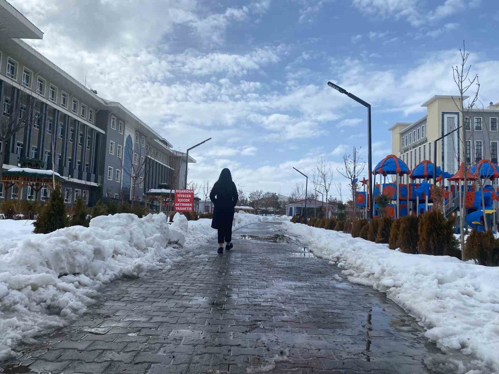 Patnos’ta muhteşem kar yağışı manzarası
