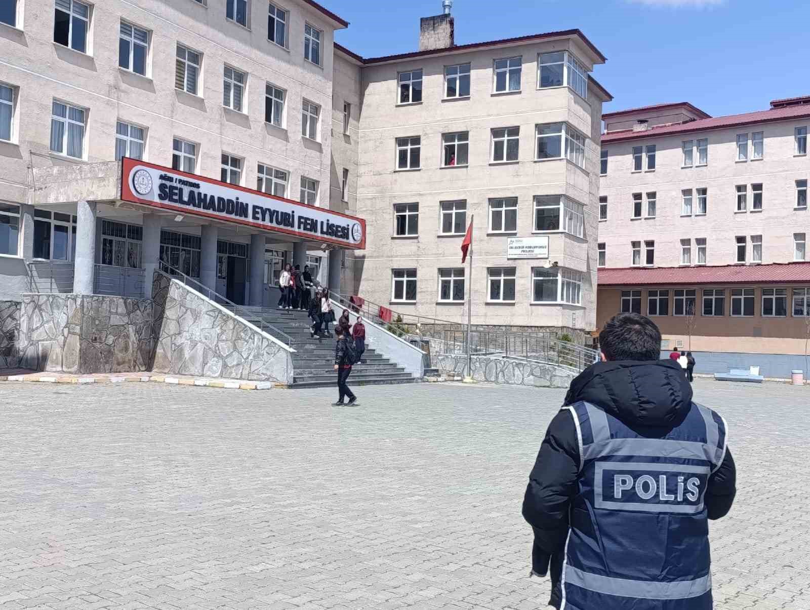 Patnos’ta okullarda güvenlik alarmı
Patnos’ta okullarda güvenlik alarmı