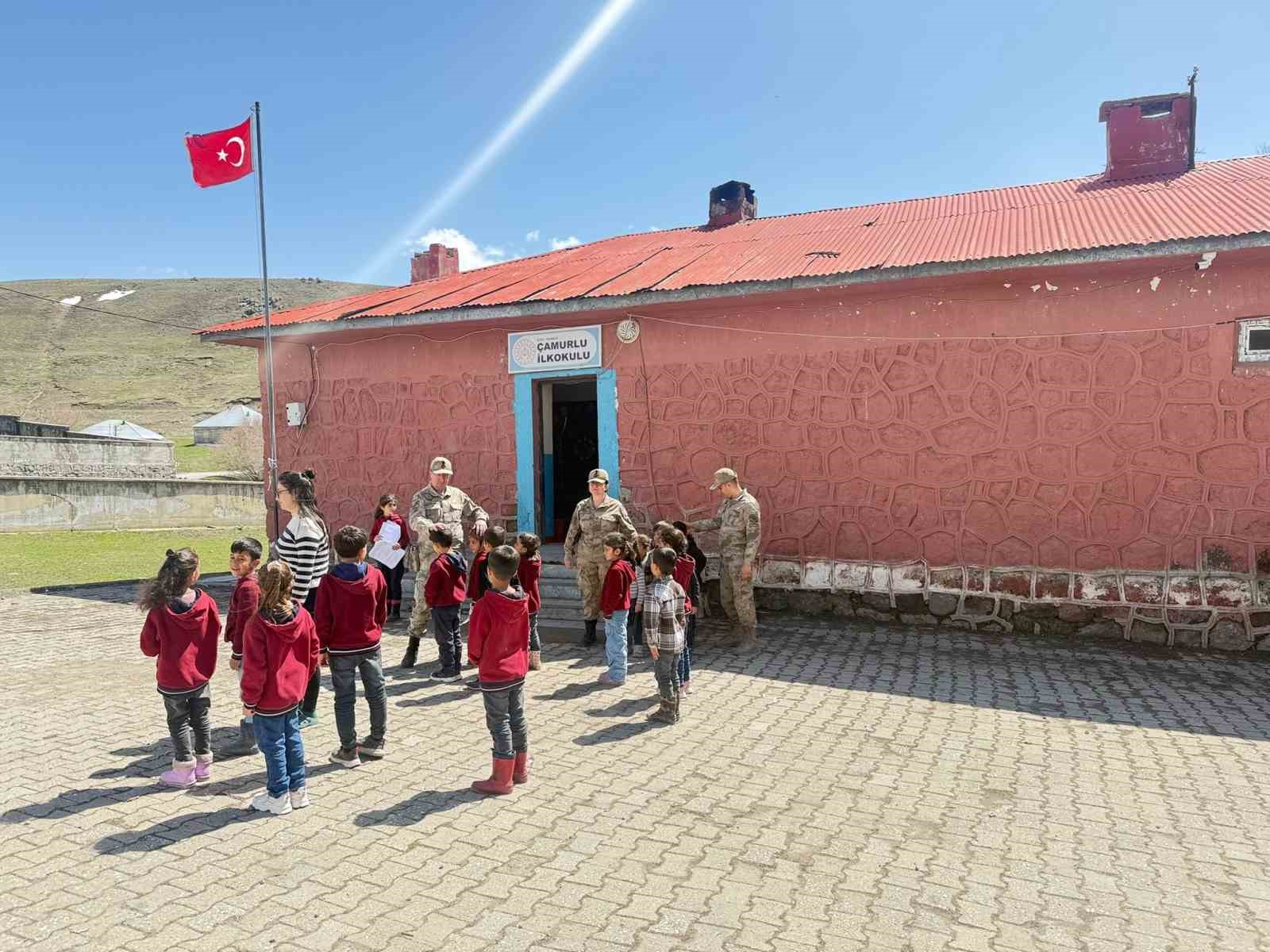 Patnos’ta okullarda güvenlik alarmı
Patnos’ta okullarda güvenlik alarmı