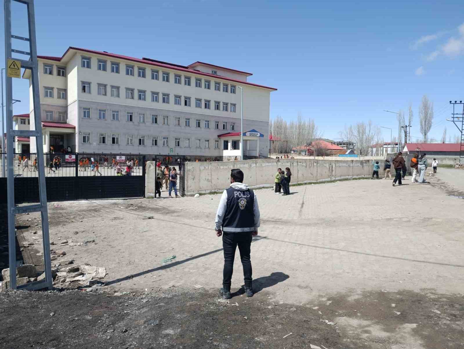 Patnos’ta okullarda güvenlik alarmı
Patnos’ta okullarda güvenlik alarmı