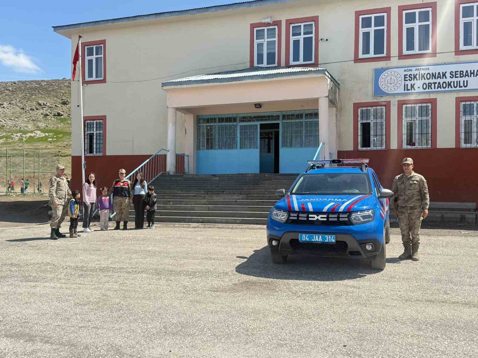 Patnos’ta okullarda güvenlik alarmı
Patnos’ta okullarda güvenlik alarmı