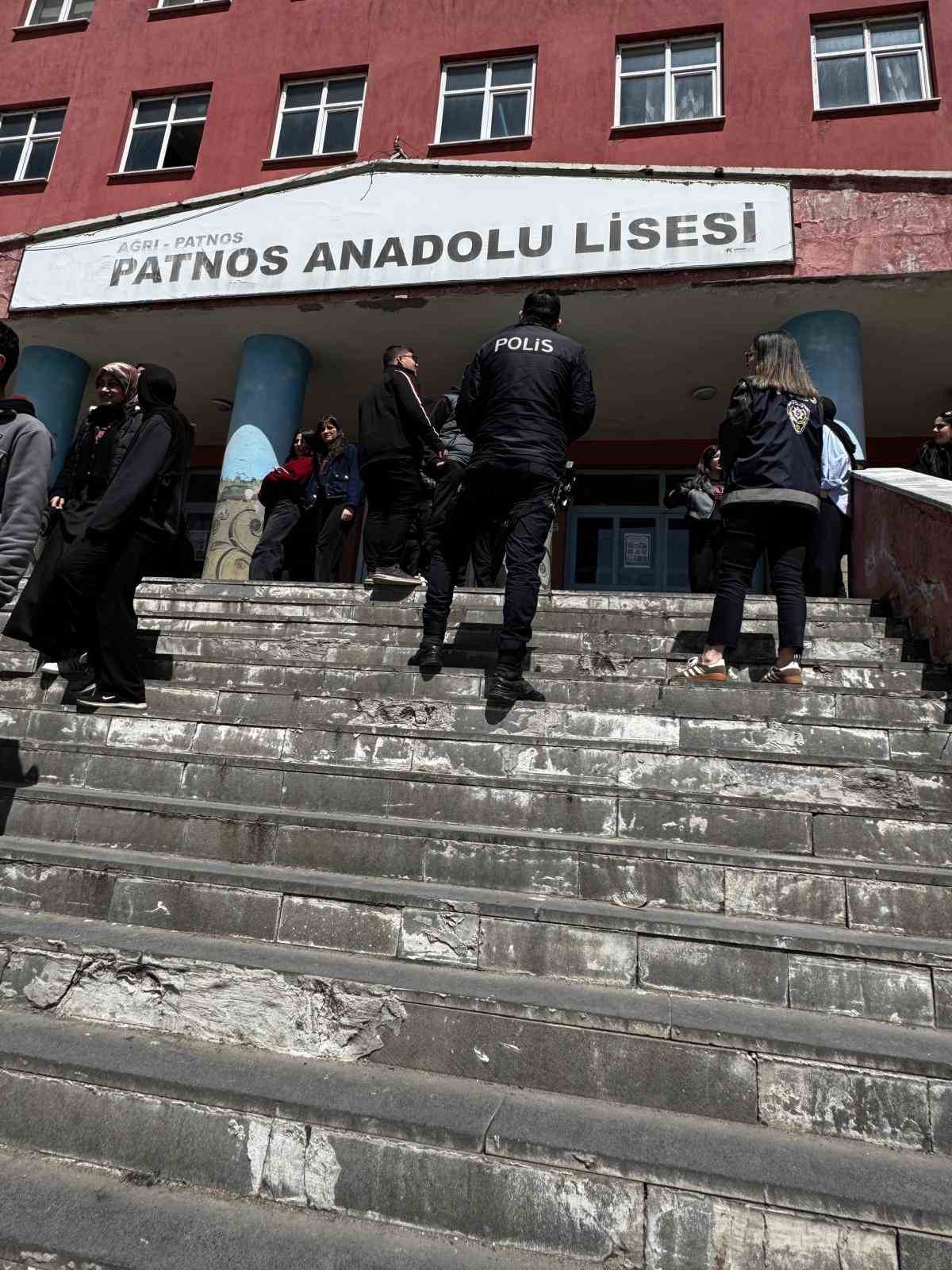 Patnos’ta okullarda güvenlik alarmı
Patnos’ta okullarda güvenlik alarmı