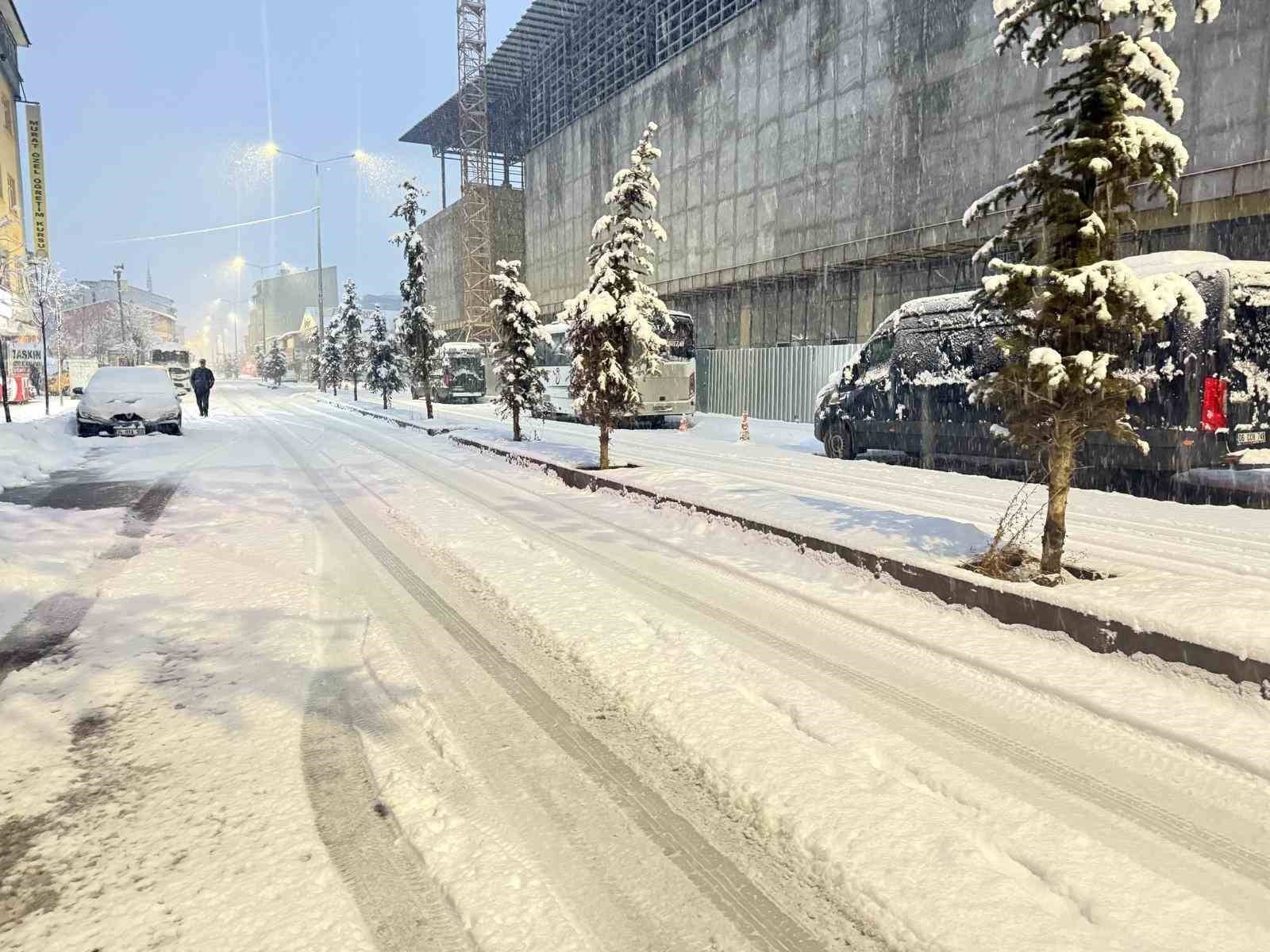 Patnos’ta sıcak hava yerini kar yağışına bıraktı
