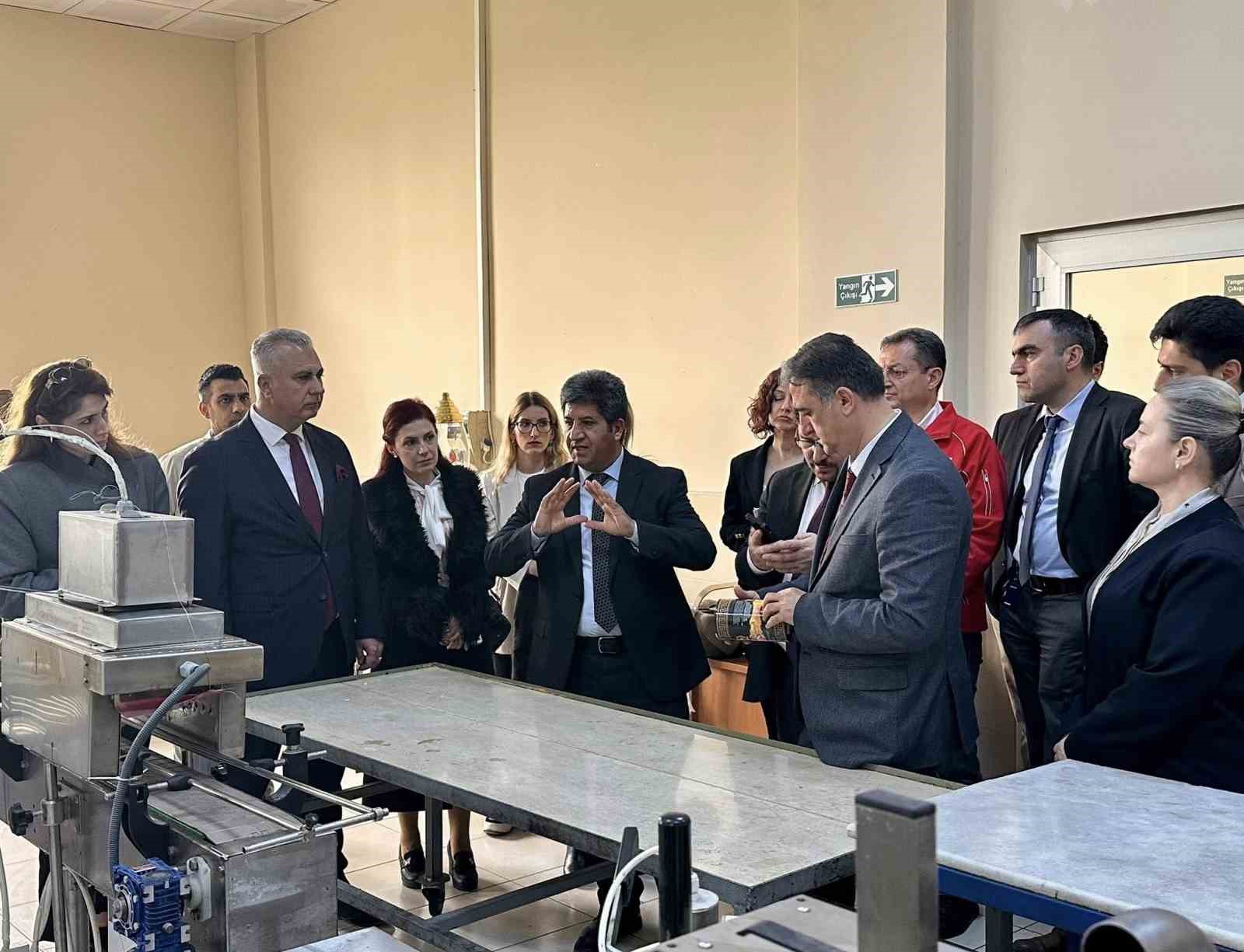 Payas’ta arıcılara malzeme desteği sağlandı
