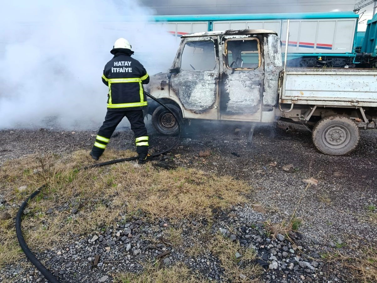 Payas’ta kamyonet alevlere teslim oldu
