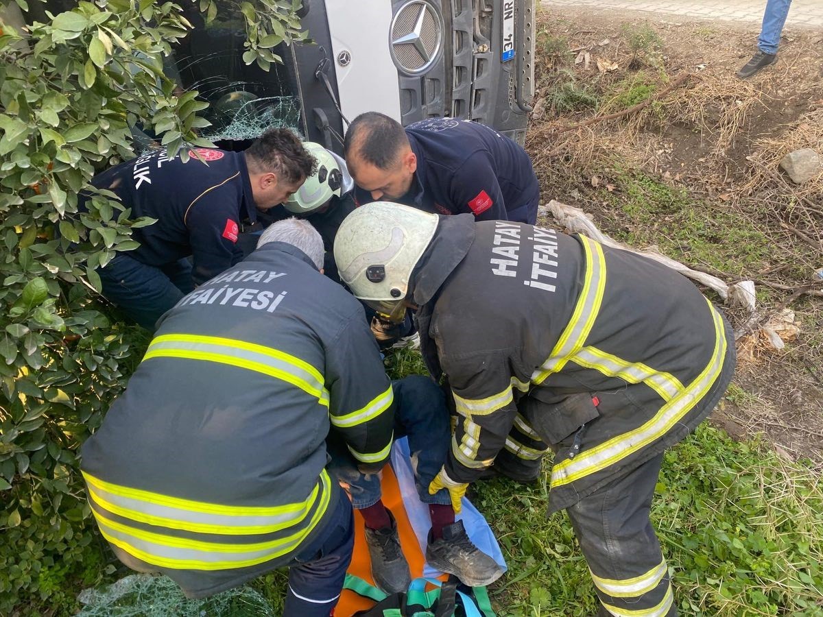 Payas’ta trafik kazası: devrilen kamyonun sürücüsü yaralandı
