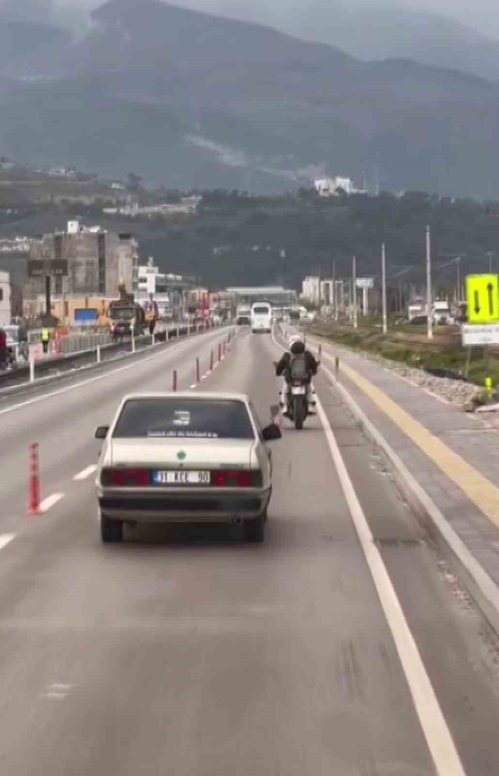 Paylaşım yapmak için trafiği tehlikeye atan sürücüye 46 bin TL ceza uygulandı
