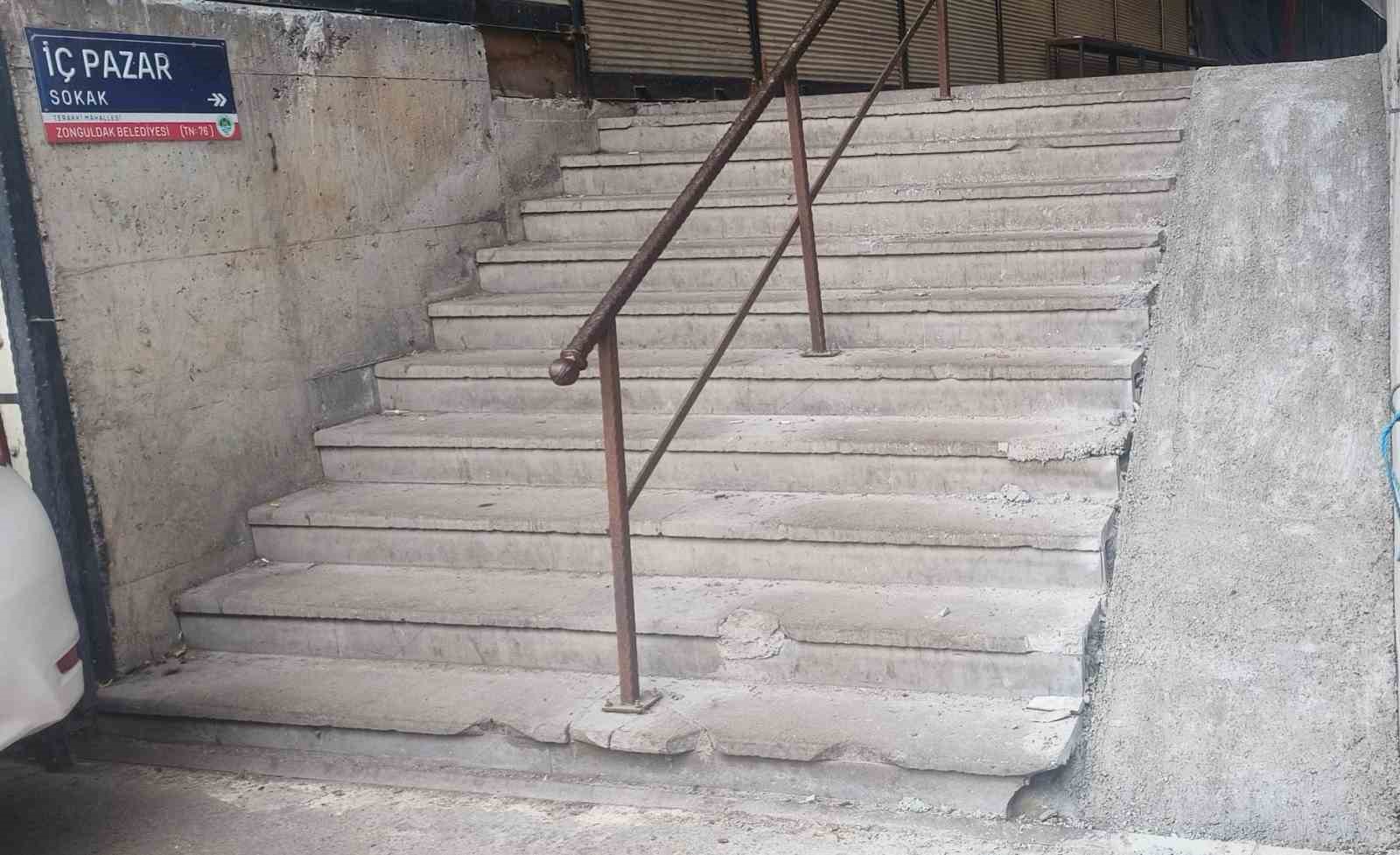 Pazar yerine yapılan engelli rampaları tepki çekti
