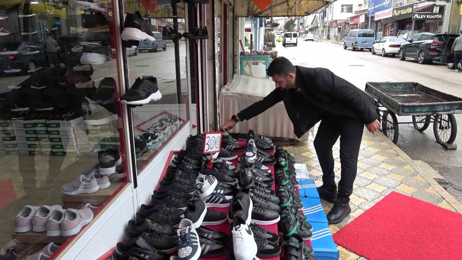 Pazarcı esnaf bedava bin çift ayakkabı dağıttı, halktan dua istedi
