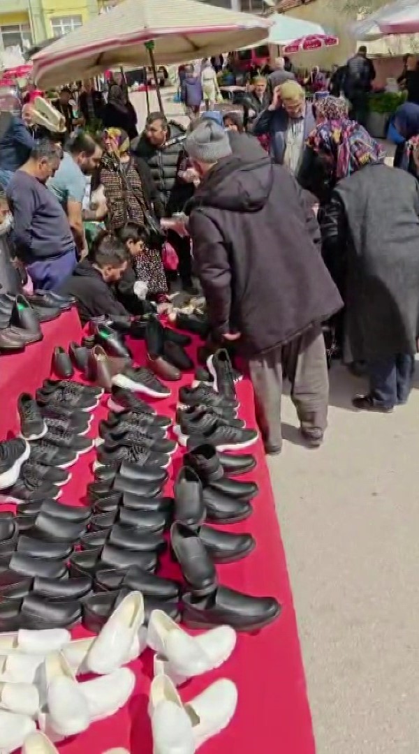 Pazarcı esnaf bedava bin çift ayakkabı dağıttı, halktan dua istedi
