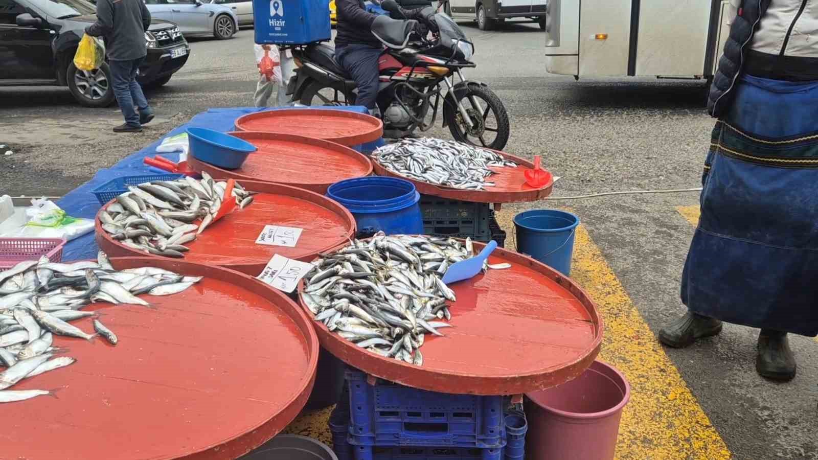 Pazarda hamsinin kilosu 200 liraya çıktı
