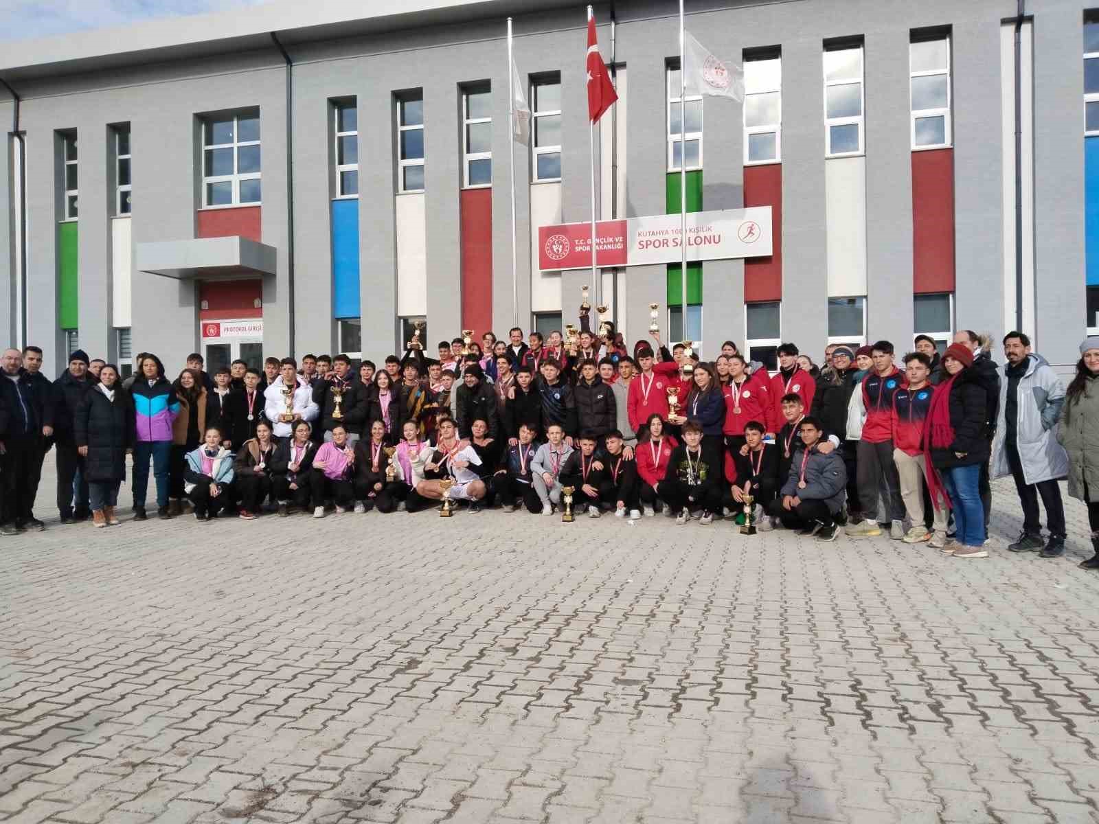 Pazarlar Spor Lisesi 50 madalya ve kupa kazandı
