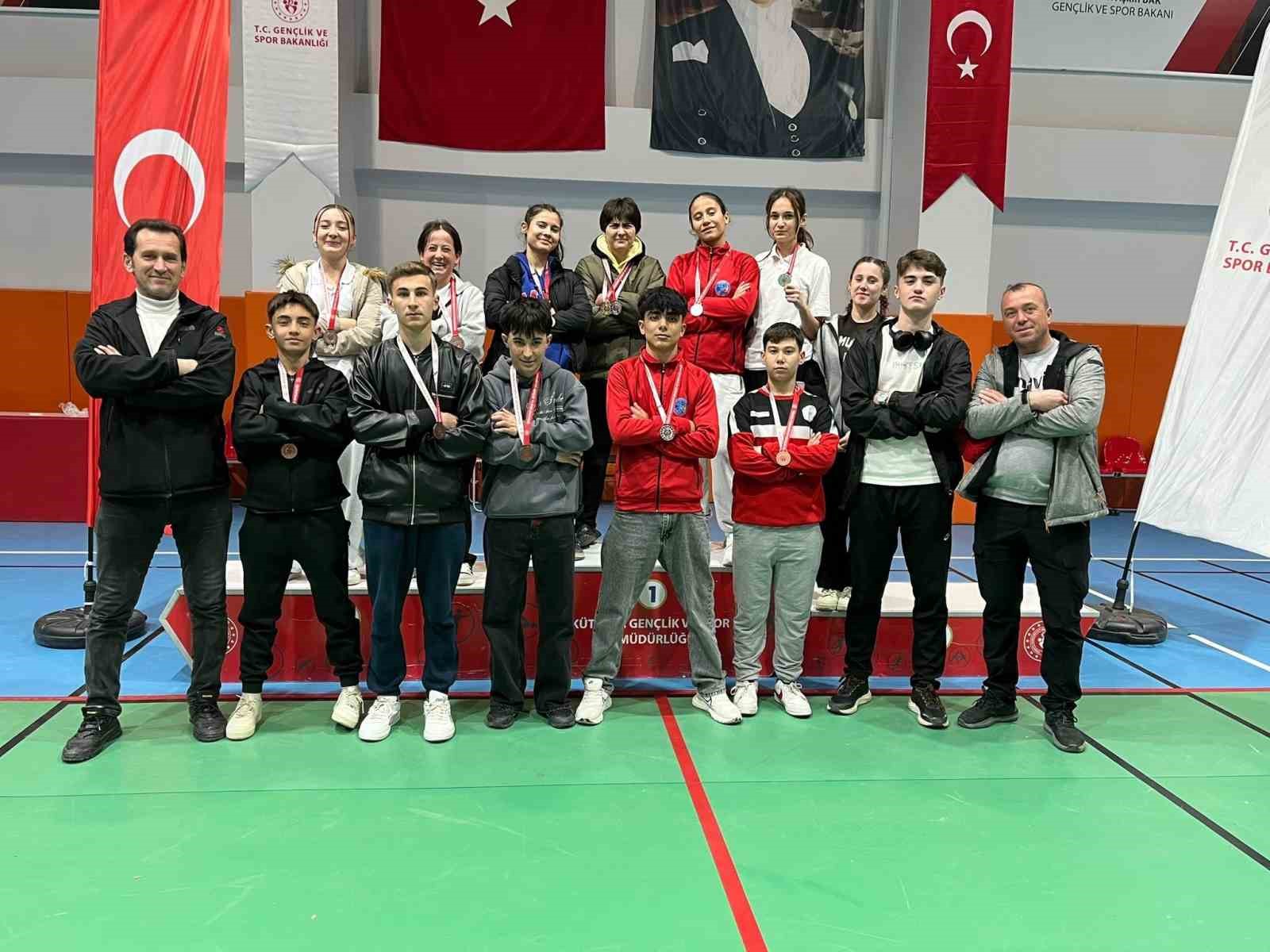 Pazarlar Spor Lisesi’nden atletizmde 15 madalya
Pazarlar Spor Lisesi’nden atletizmde 15 madalya