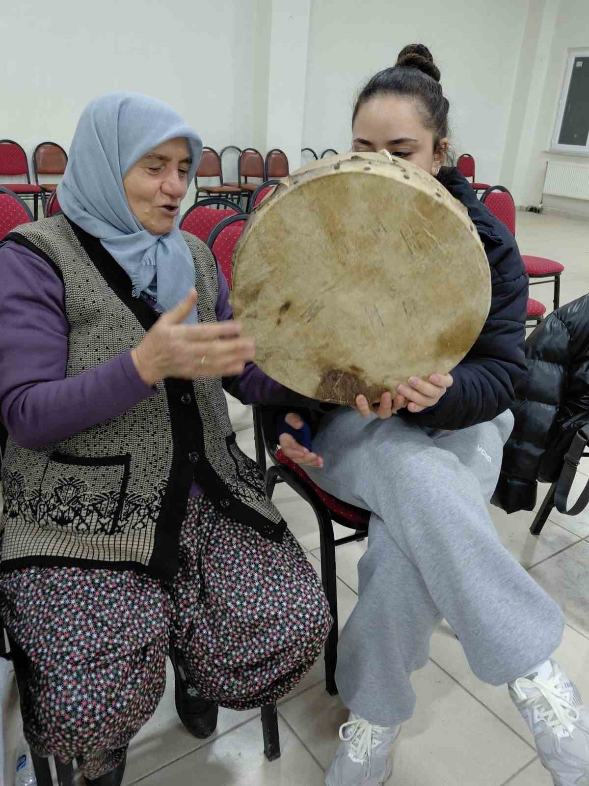 Pazarlar’da halk oyunları kursunda seslendirilen yöresel ezgiler
