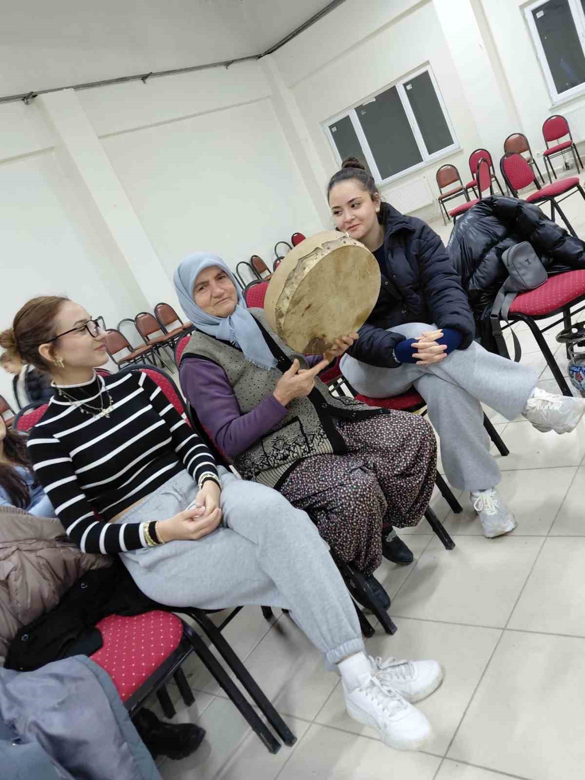 Pazarlar’da halk oyunları kursunda seslendirilen yöresel ezgiler
