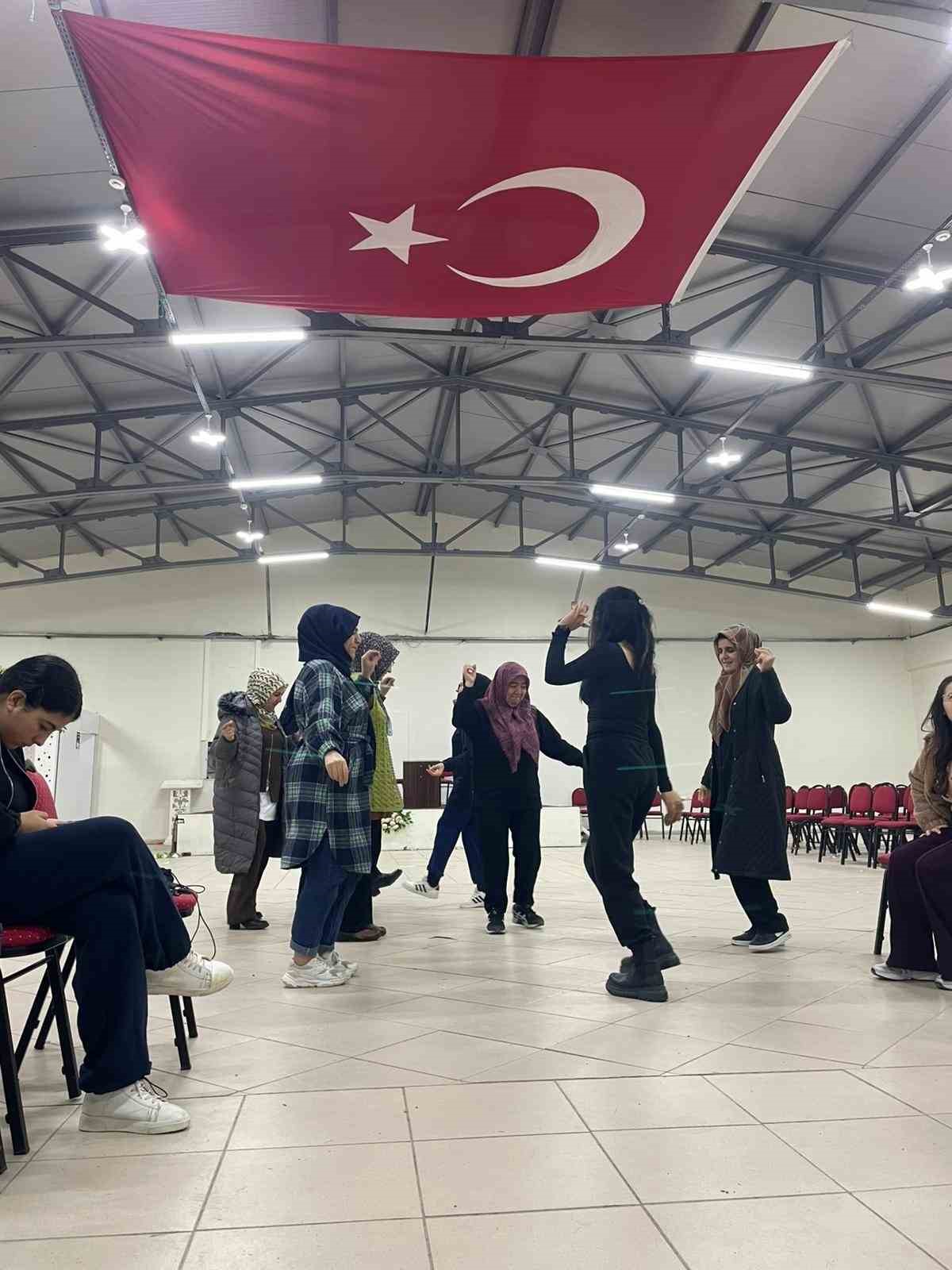 Pazarlar’da halk oyunları kursunda seslendirilen yöresel ezgiler
