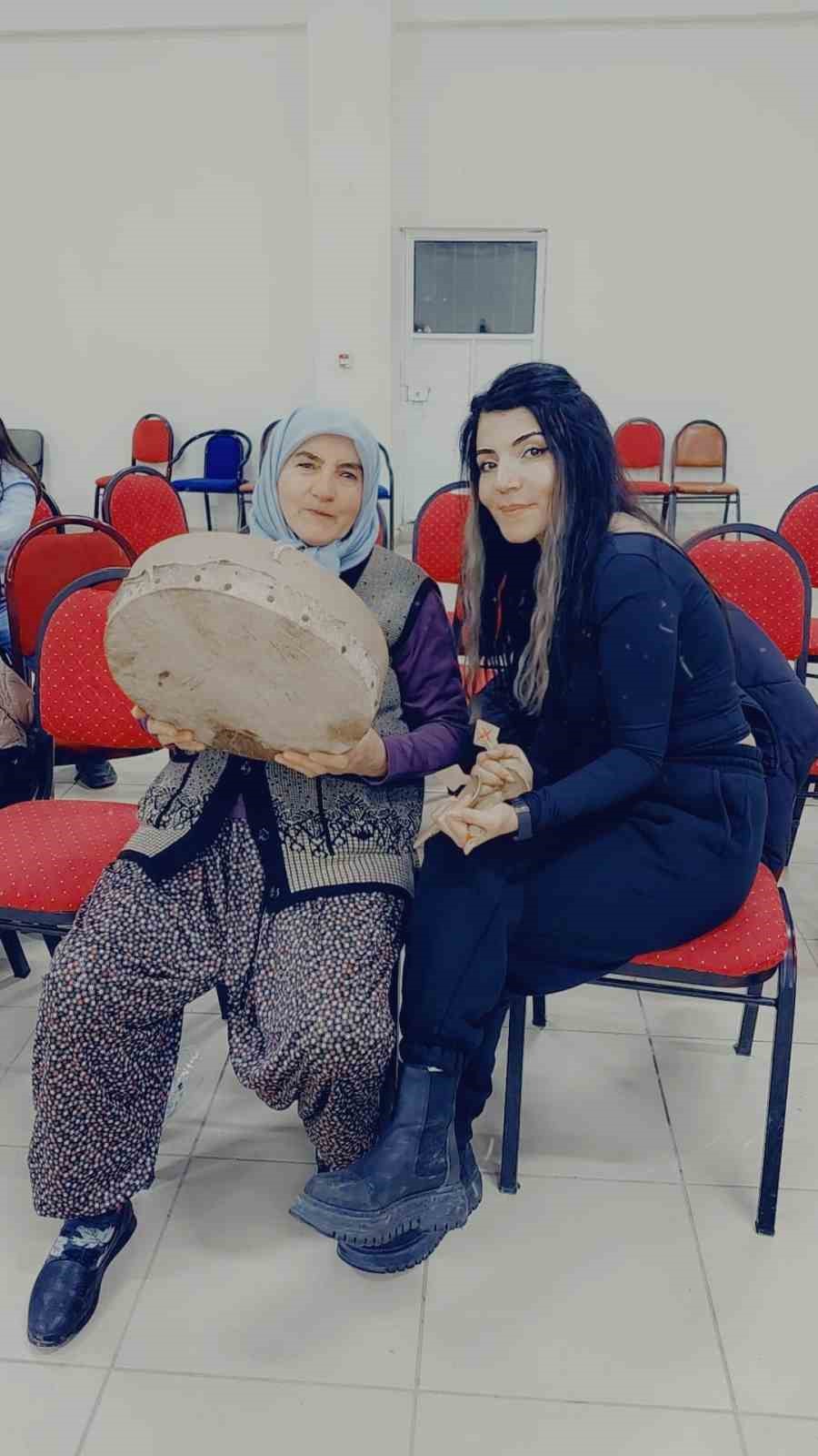 Pazarlar’da halk oyunları kursunda seslendirilen yöresel ezgiler
