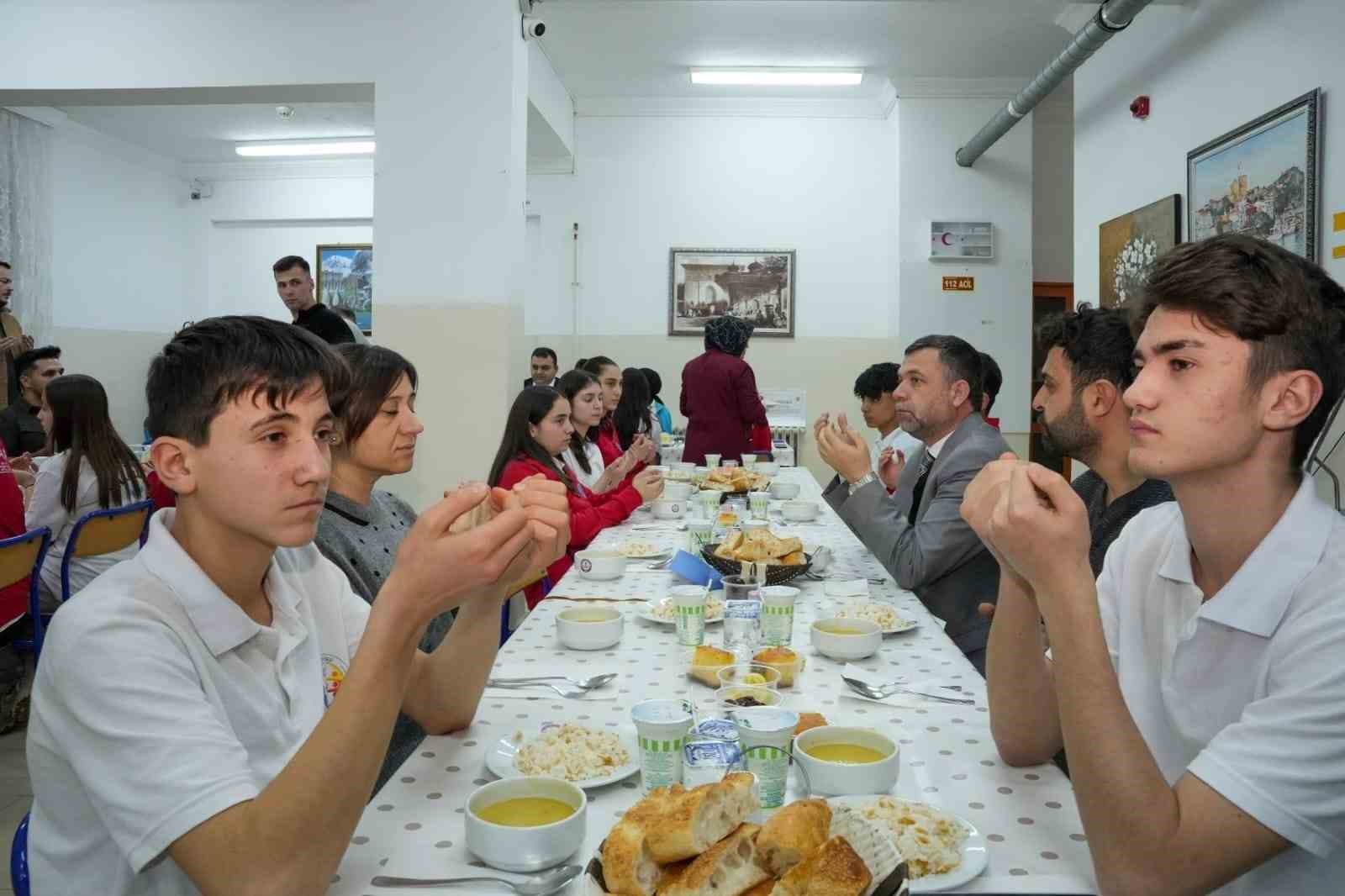 Pazarlar’da maarif sofrası bereketi
Pazarlar’da maarif sofrası bereketi