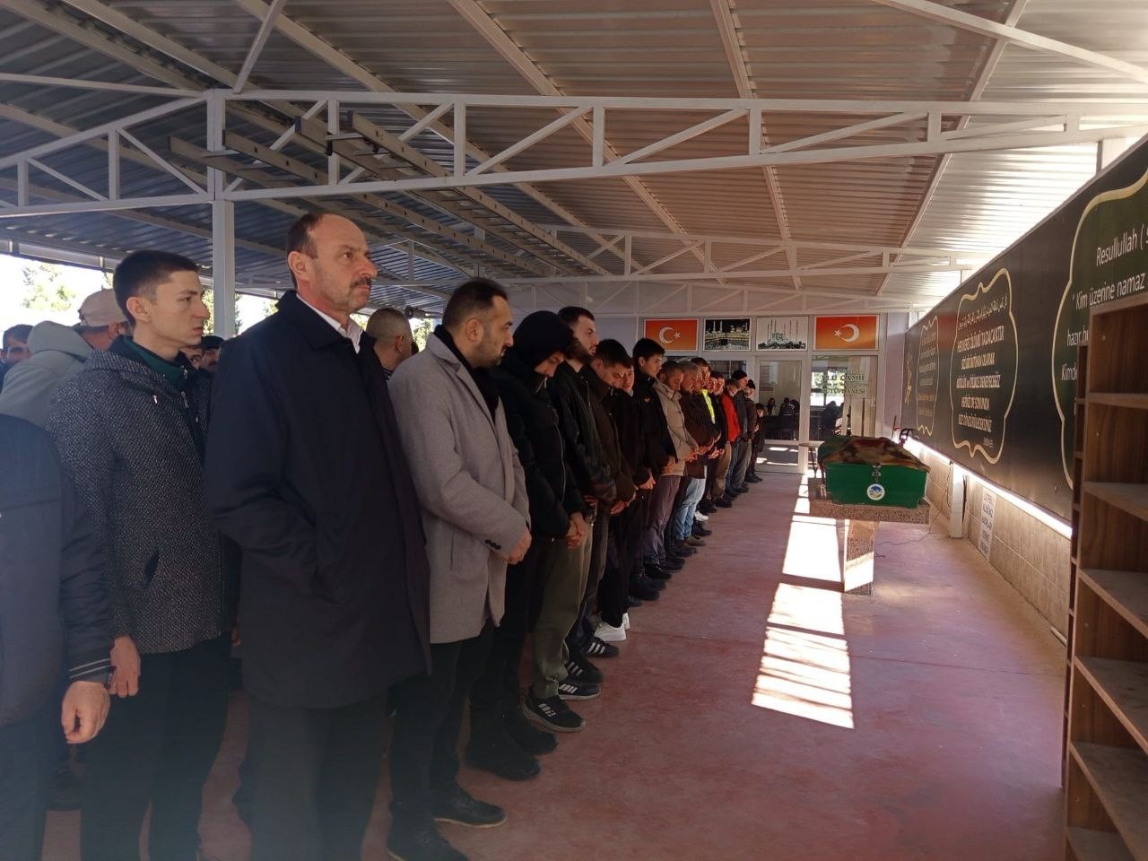 Pencereden düşerek hayatını kaybeden 8. sınıf öğrencisi son yolculuğuna uğurlandı
