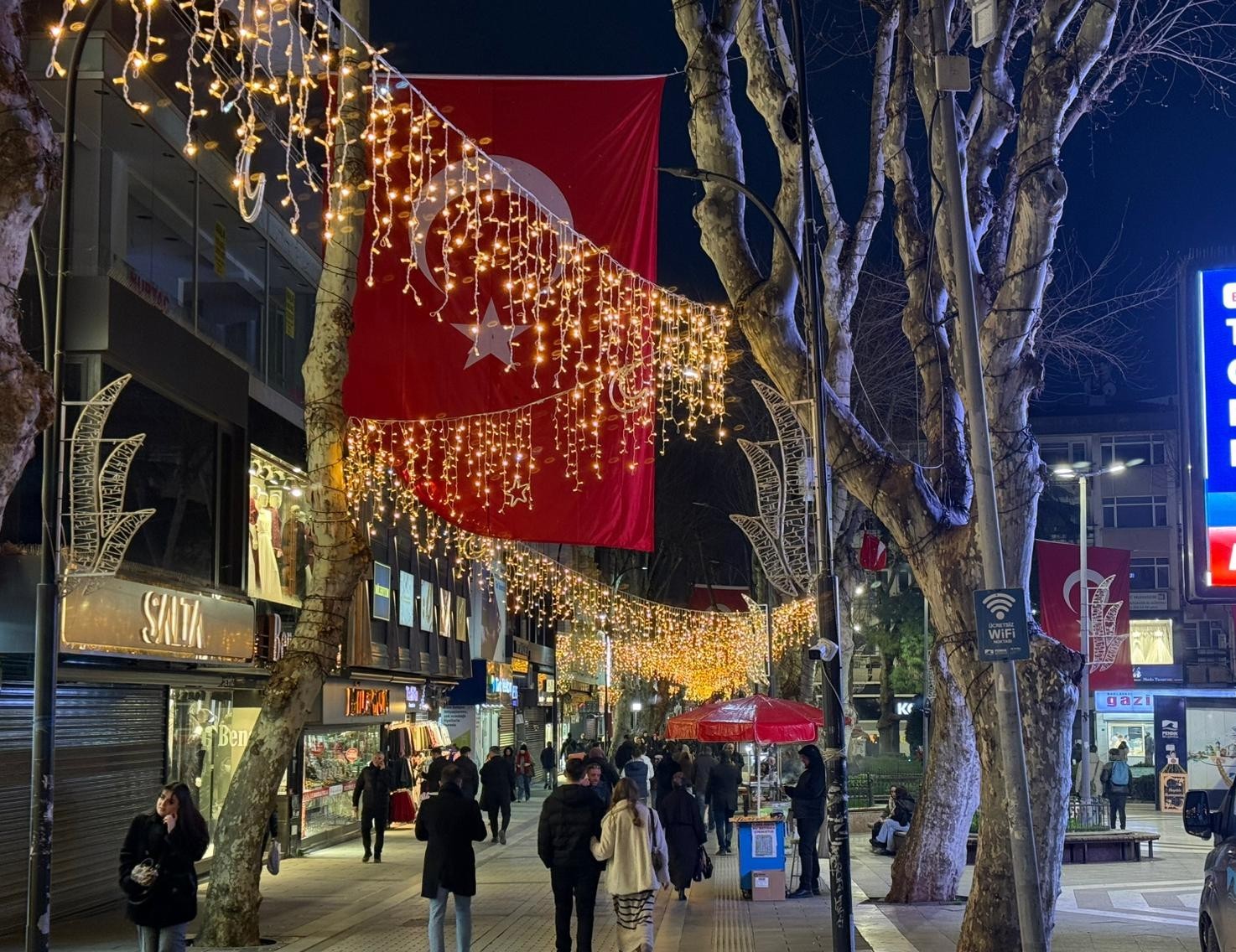 Pendik sokakları Ramazan ayını ışıl ışıl karşılıyor
