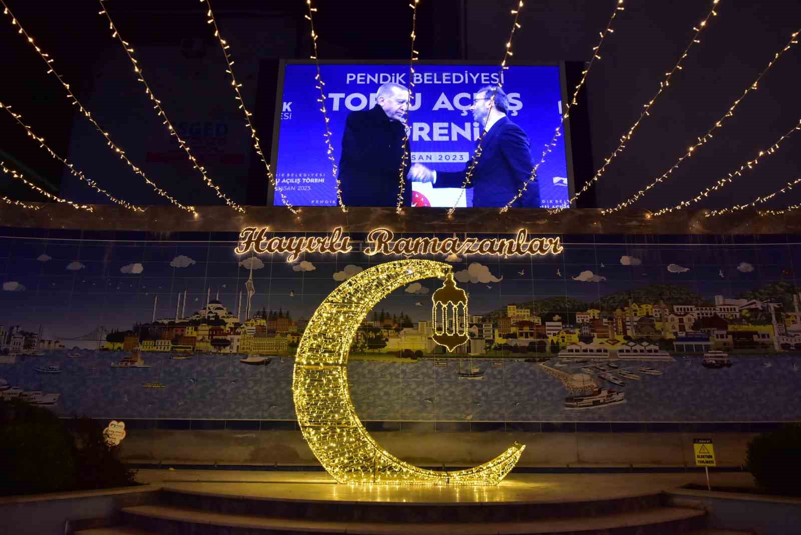 Pendik sokakları Ramazan ayını ışıl ışıl karşılıyor
